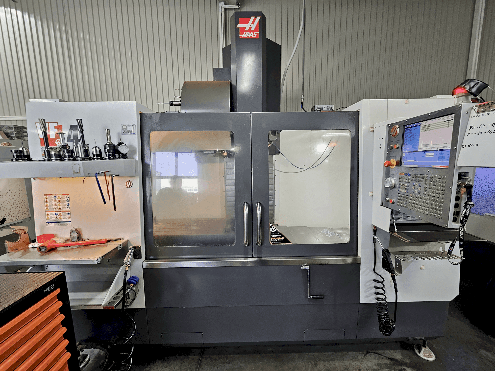 Frontansicht der HAAS VF-4  Maschine
