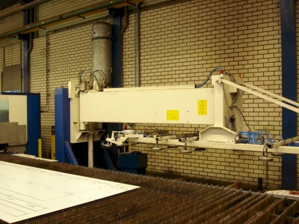 Frontansicht der TRUMPF Loadmaster Maschine
