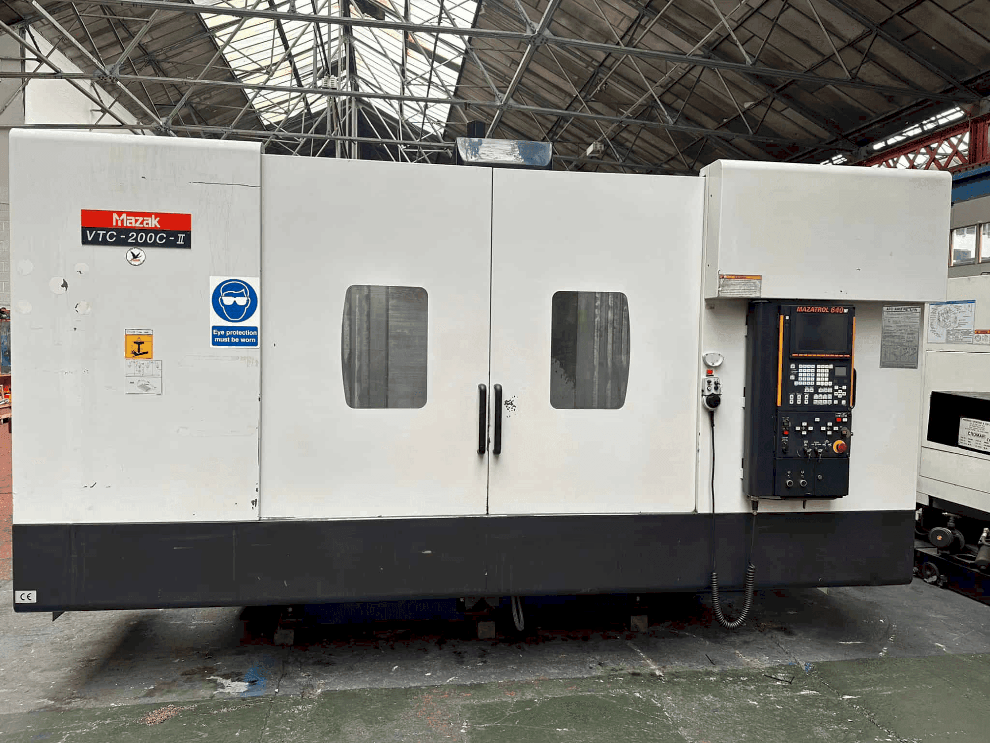 Frontansicht der Mazak VTC - 200C  Maschine