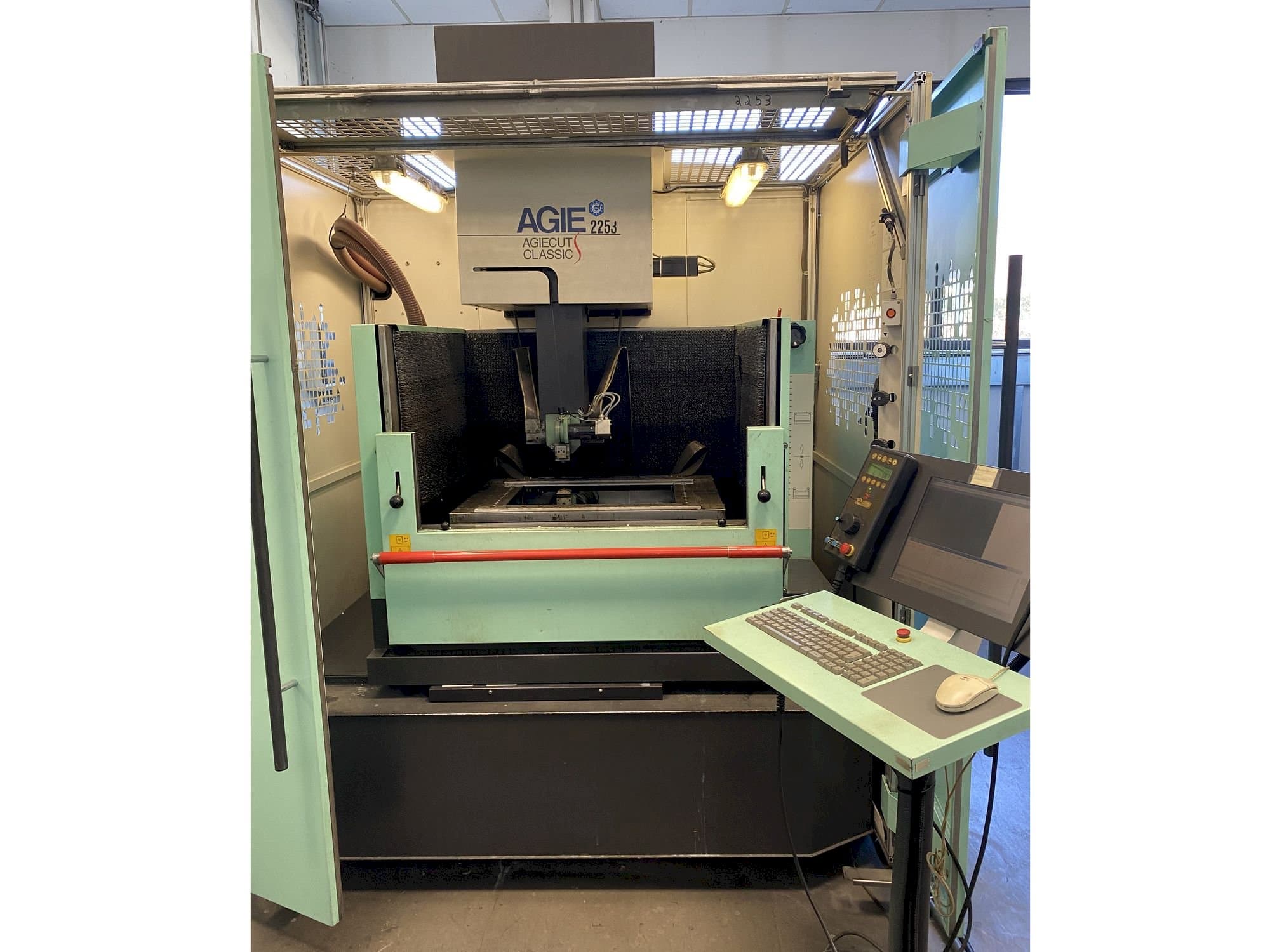 Frontansicht der AGIE Agiecut Classic 3s  Maschine