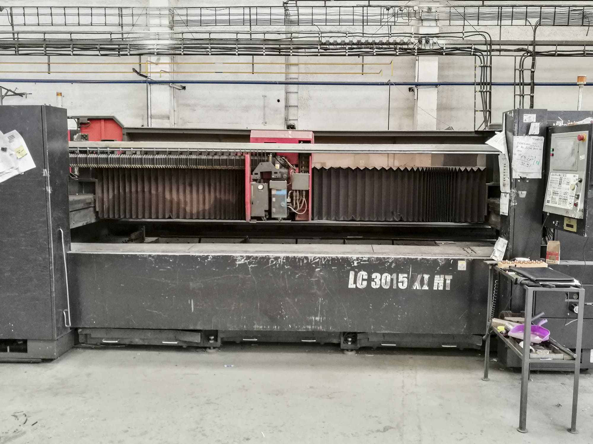 Frontansicht der AMADA LC 3015 X1 NT Maschine