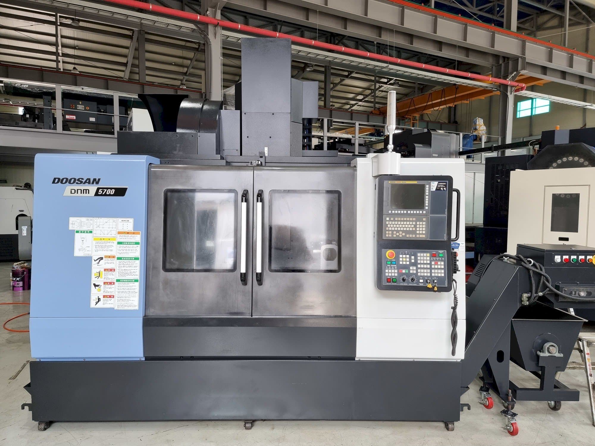 Frontansicht der Doosan DNM 5700  Maschine