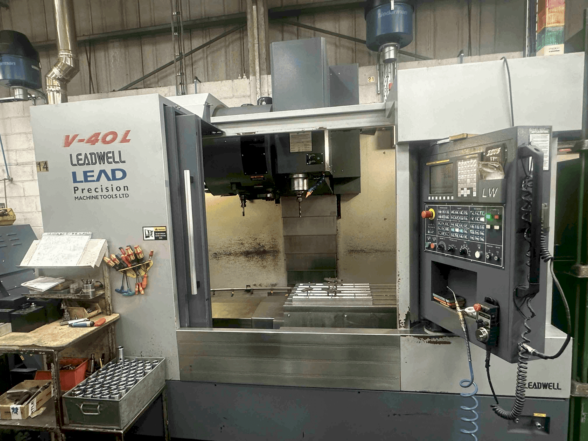 Frontansicht der Leadwell V-40L  Maschine