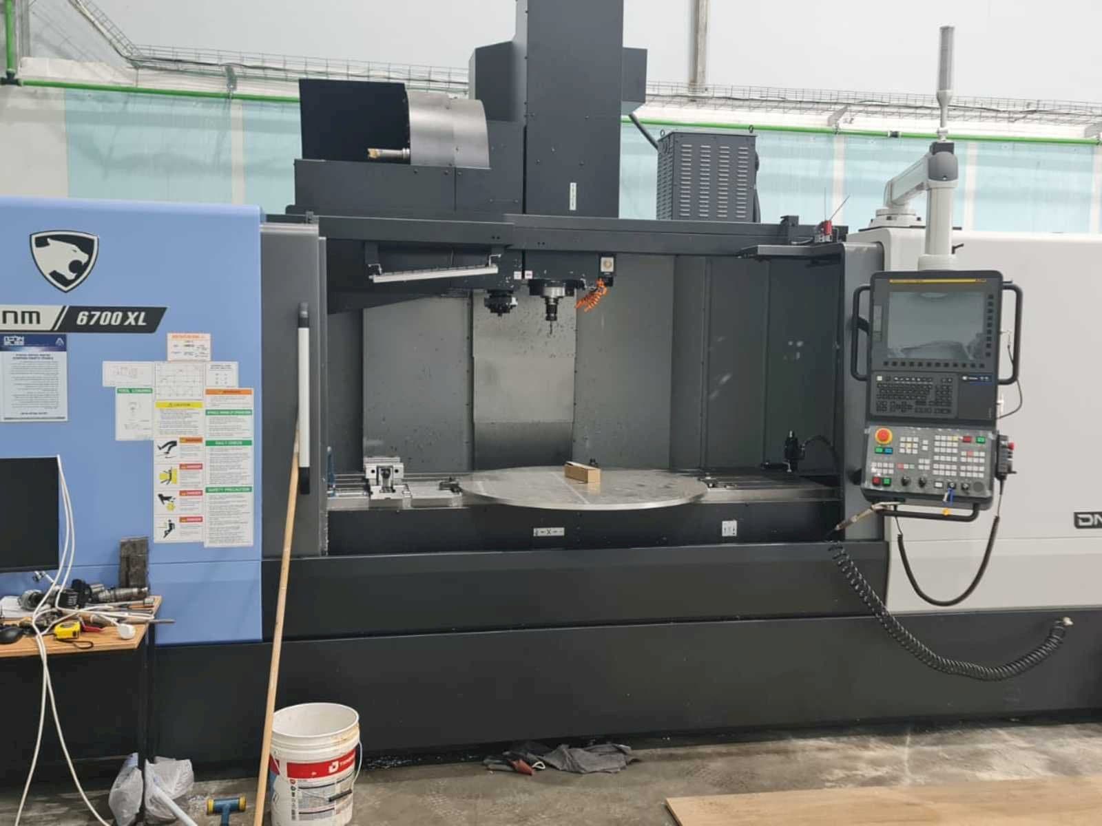 Frontansicht der Doosan DNM 6700 XL Maschine