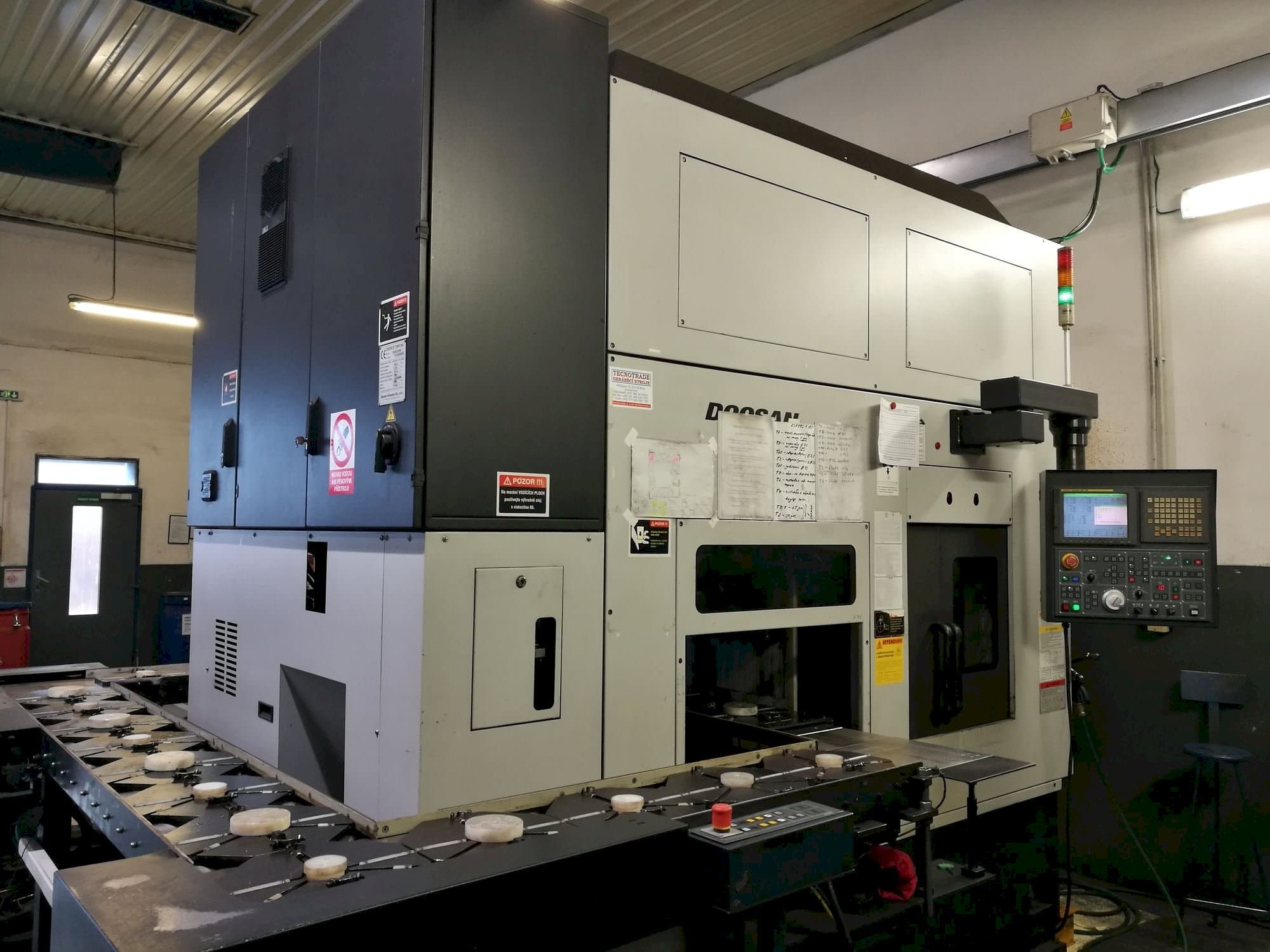 Frontansicht der Doosan Puma Inverturn 3000M  Maschine