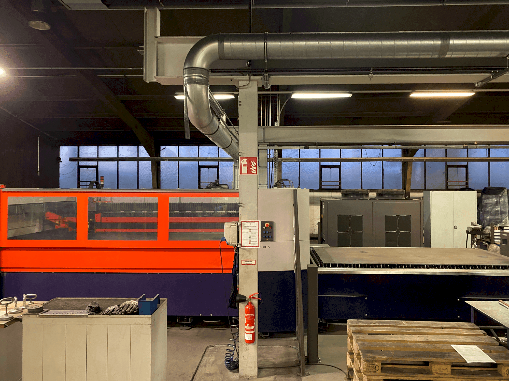 Frontansicht der Bystronic Bystar 3015/4400  Maschine