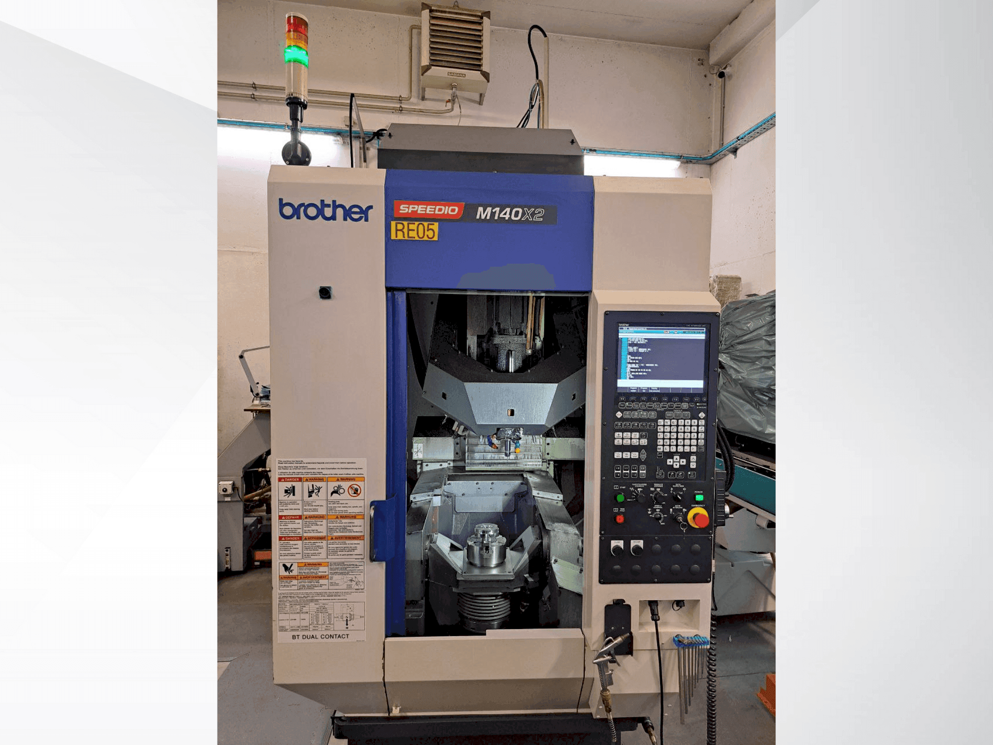 Frontansicht der Brother SPEEDIO M140X2 Maschine