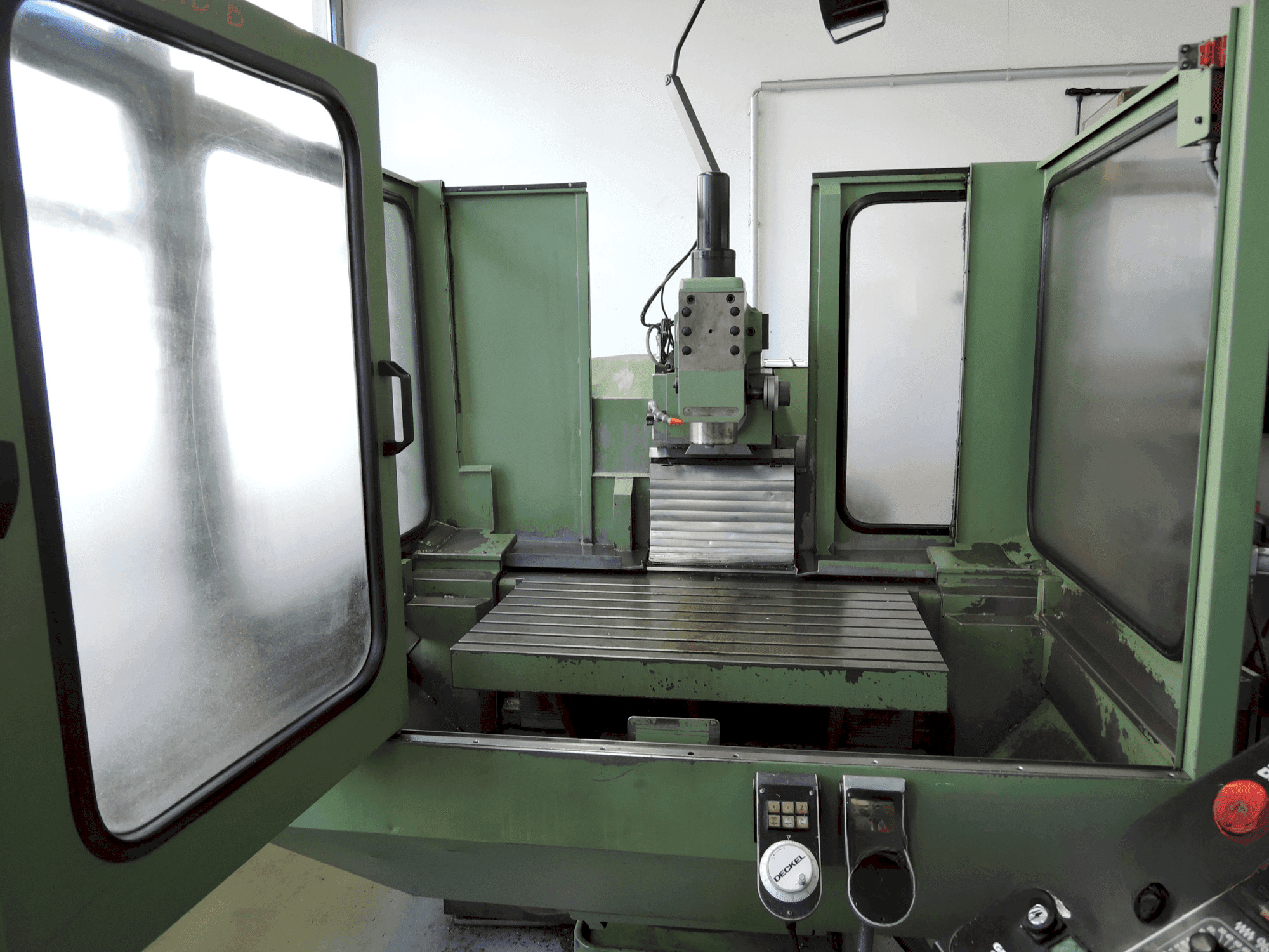 Frontansicht der DECKEL FP4A  Maschine