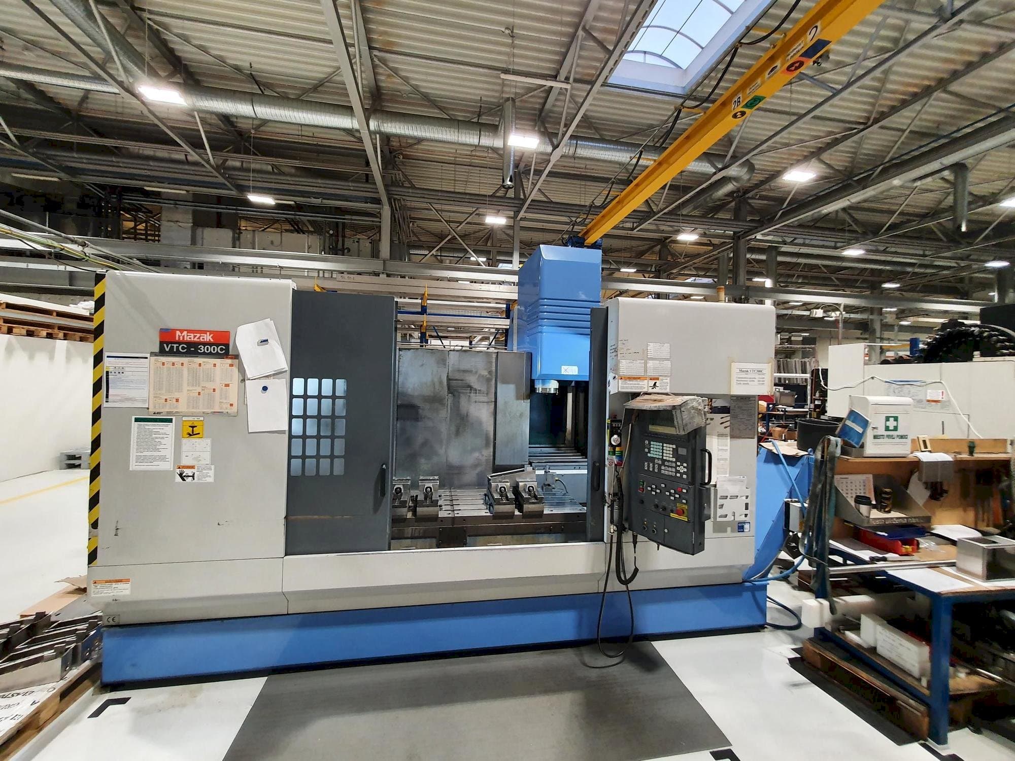 Frontansicht der Mazak VTC-300C  Maschine