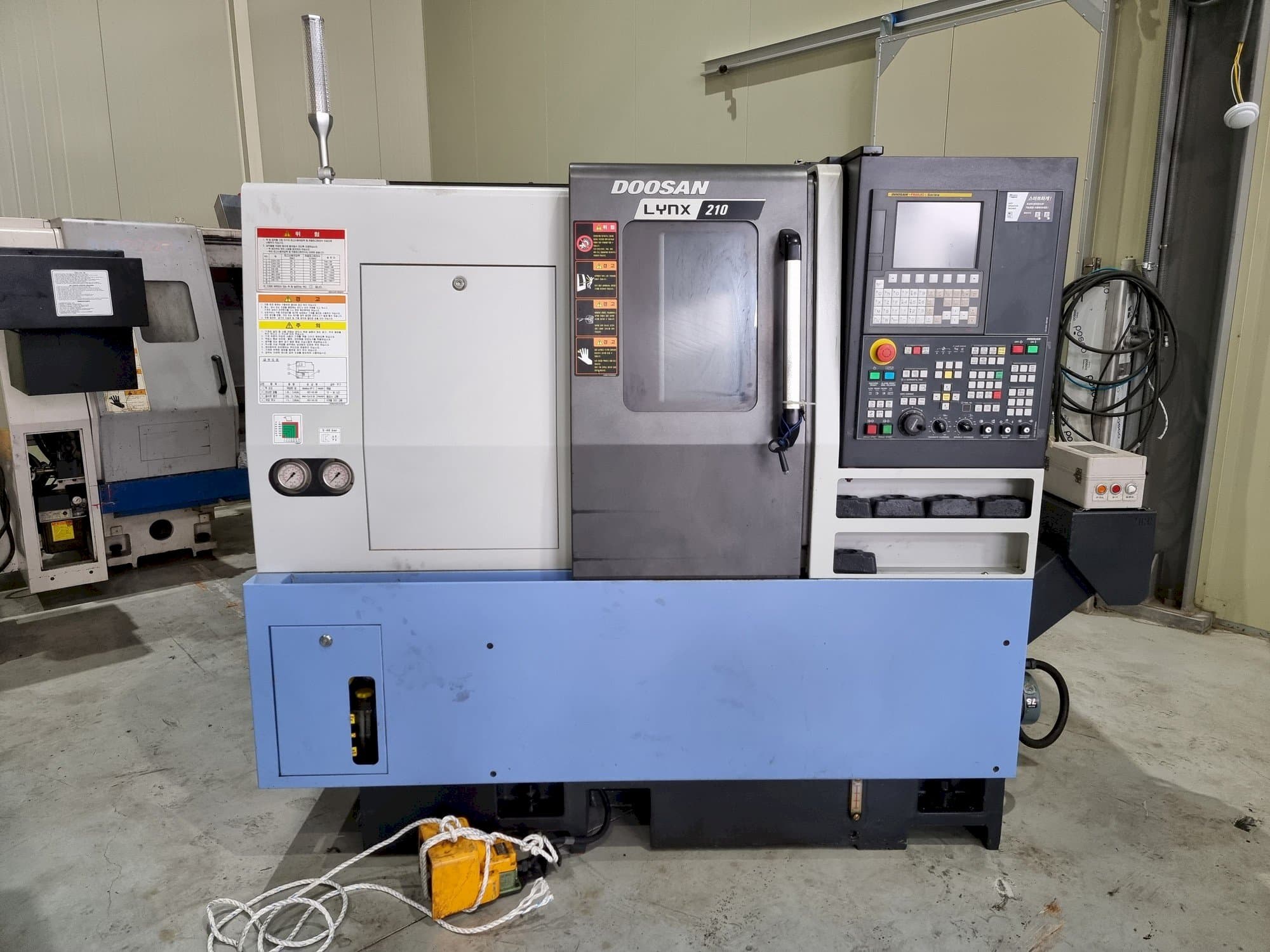 Frontansicht der Doosan LYNX 210  Maschine