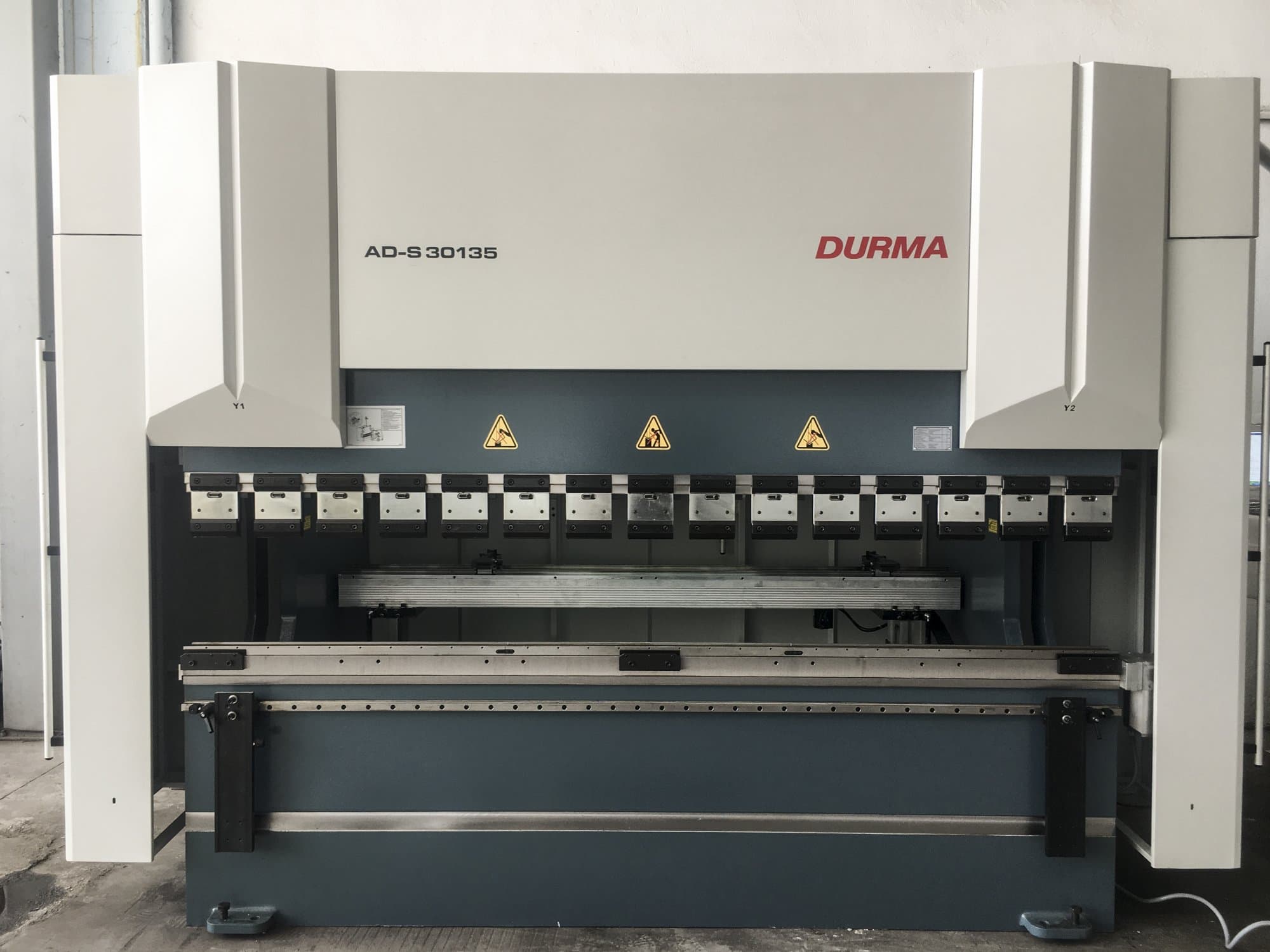 Frontansicht der Durma AD-S 30135 Maschine