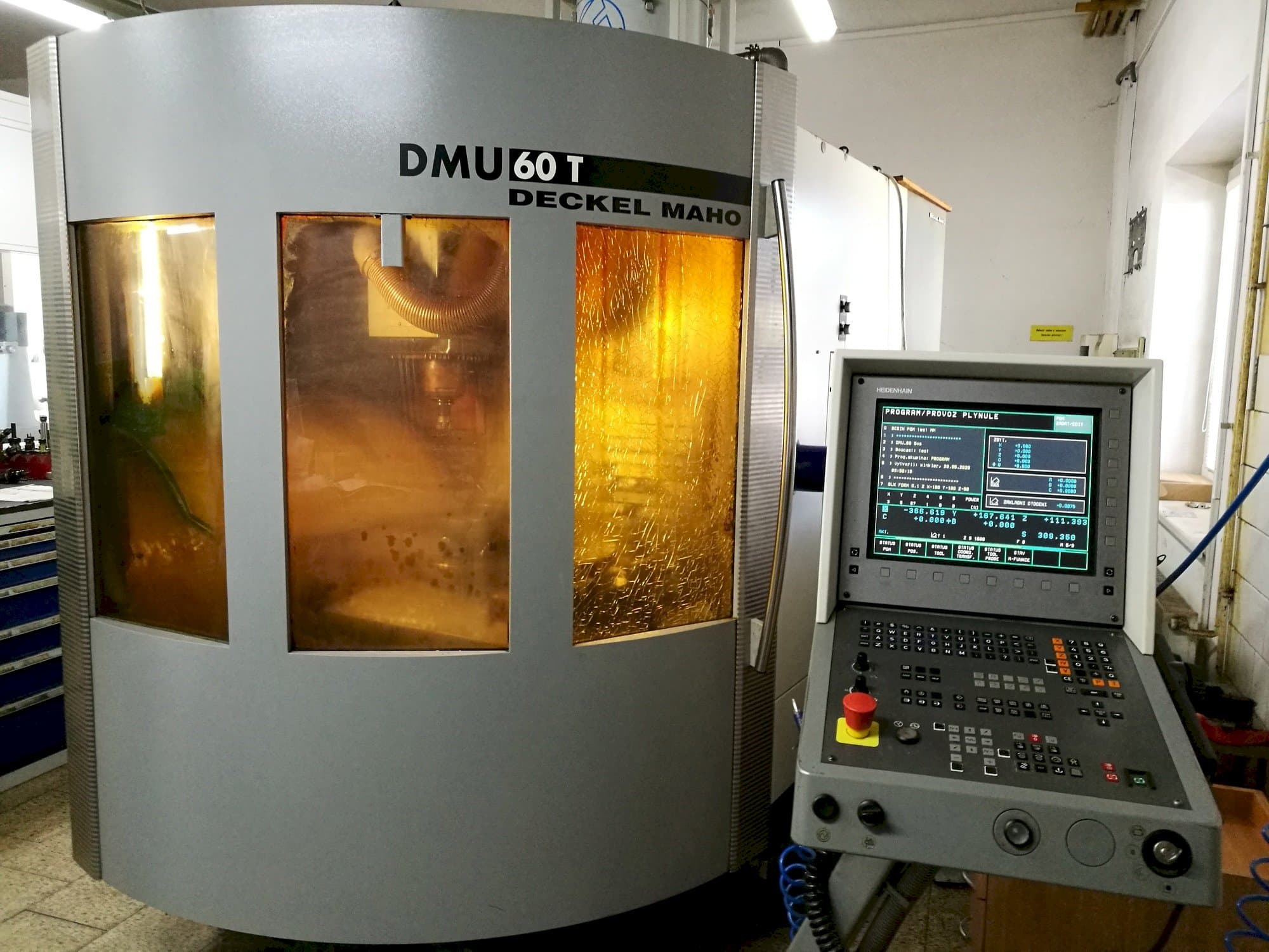 Frontansicht der DECKEL MAHO DMU 60T  Maschine