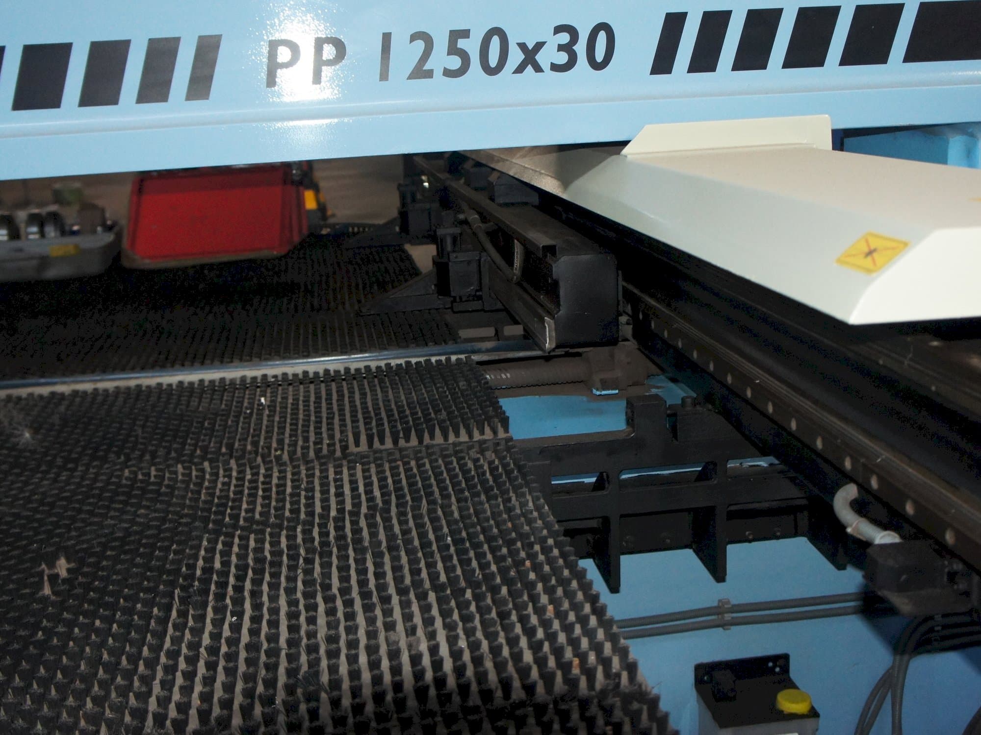 Frontansicht der Durma PP 12530 Maschine