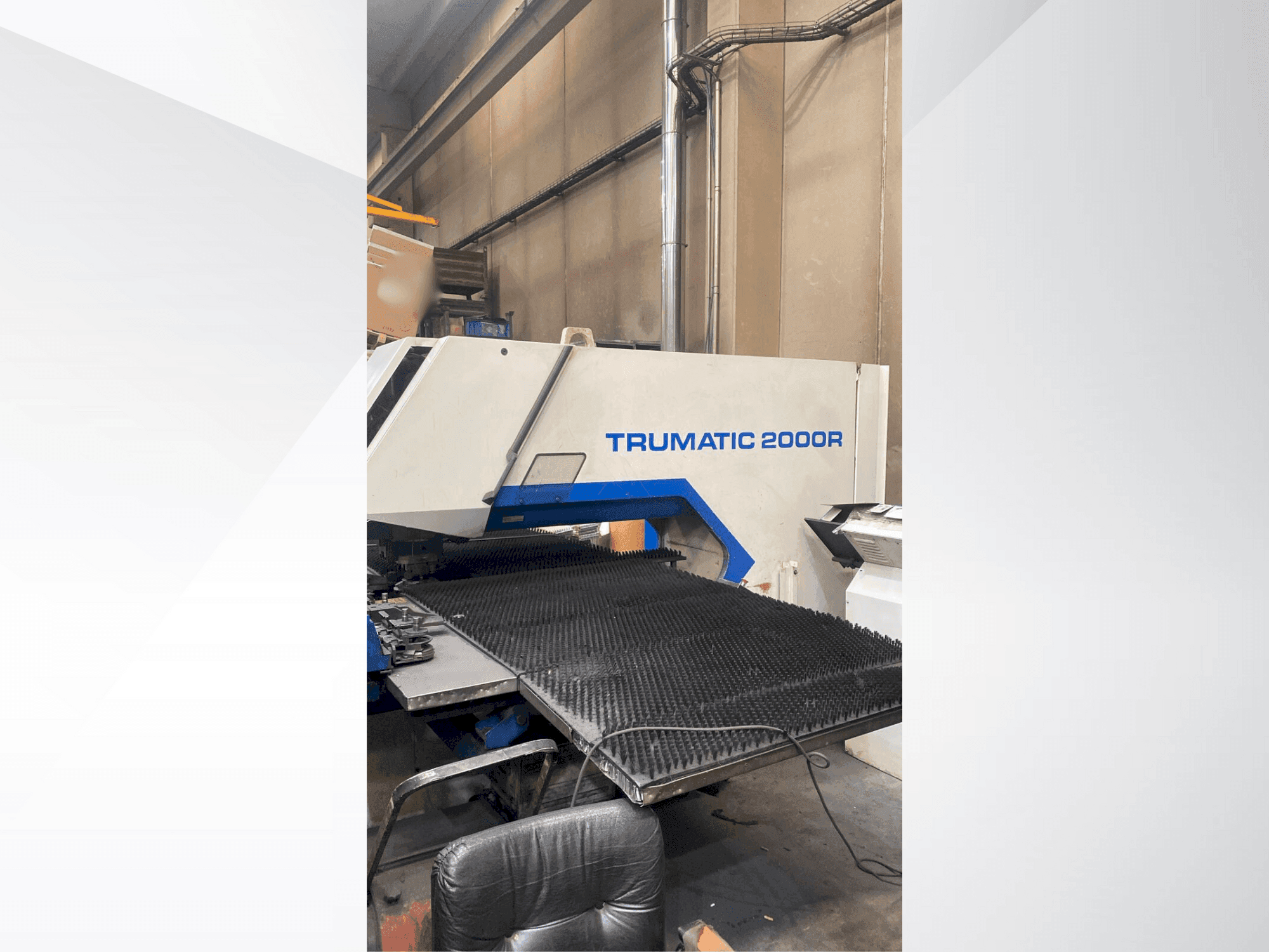 Frontansicht der TRUMPF TC2000R  Maschine