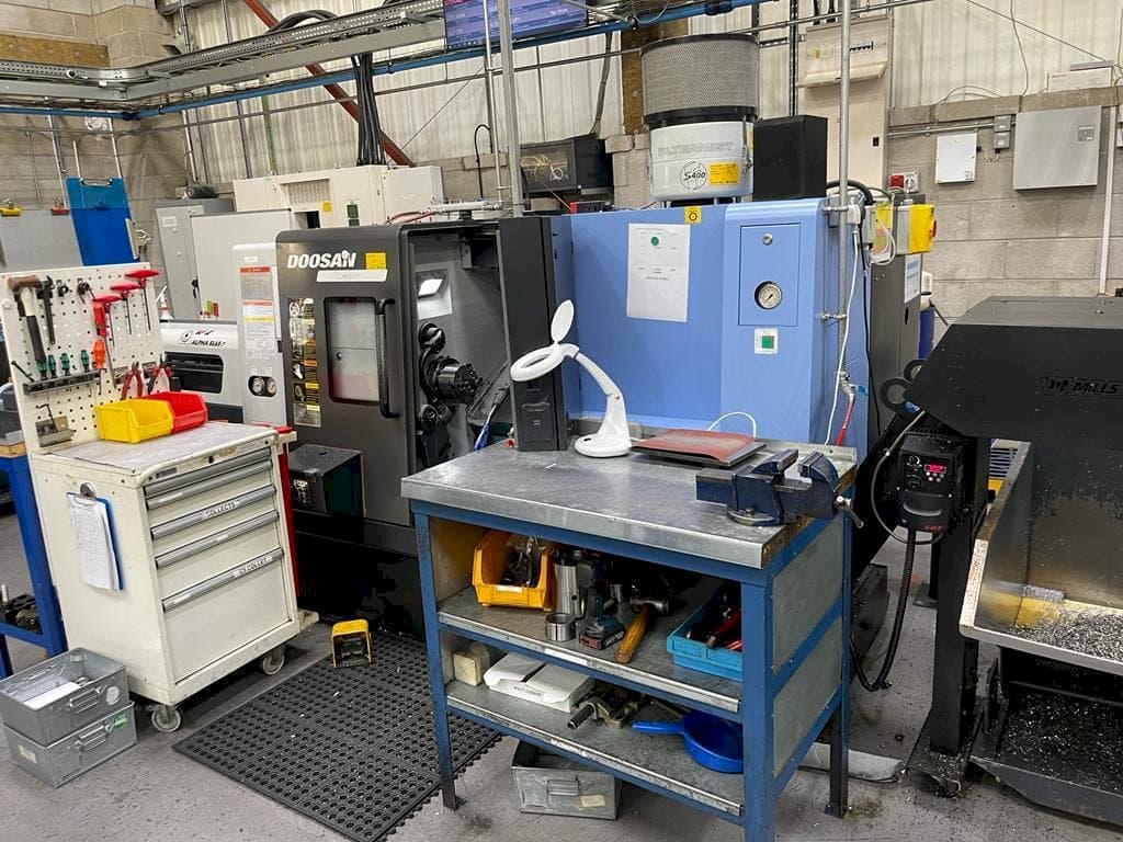 Frontansicht der Doosan Lynx 220 LMA  Maschine