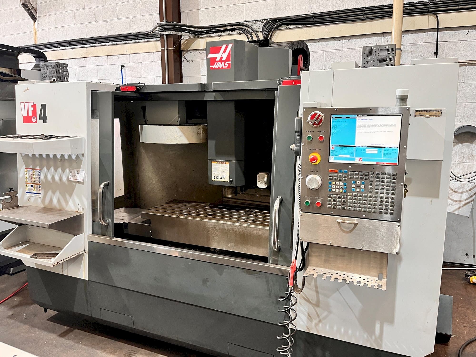 Frontansicht der HAAS VF-4  Maschine