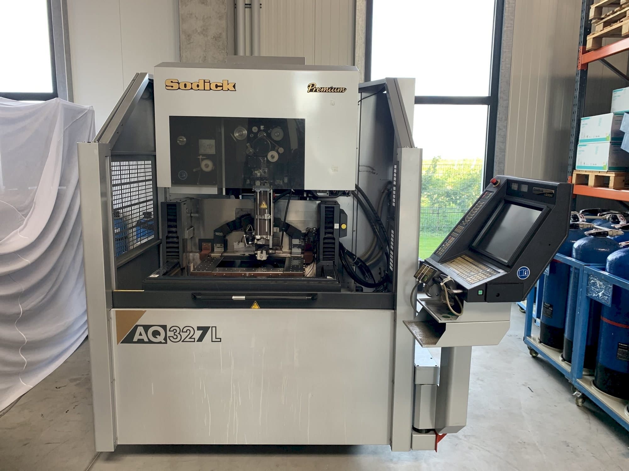 Frontansicht der Sodick AQ327L  Maschine