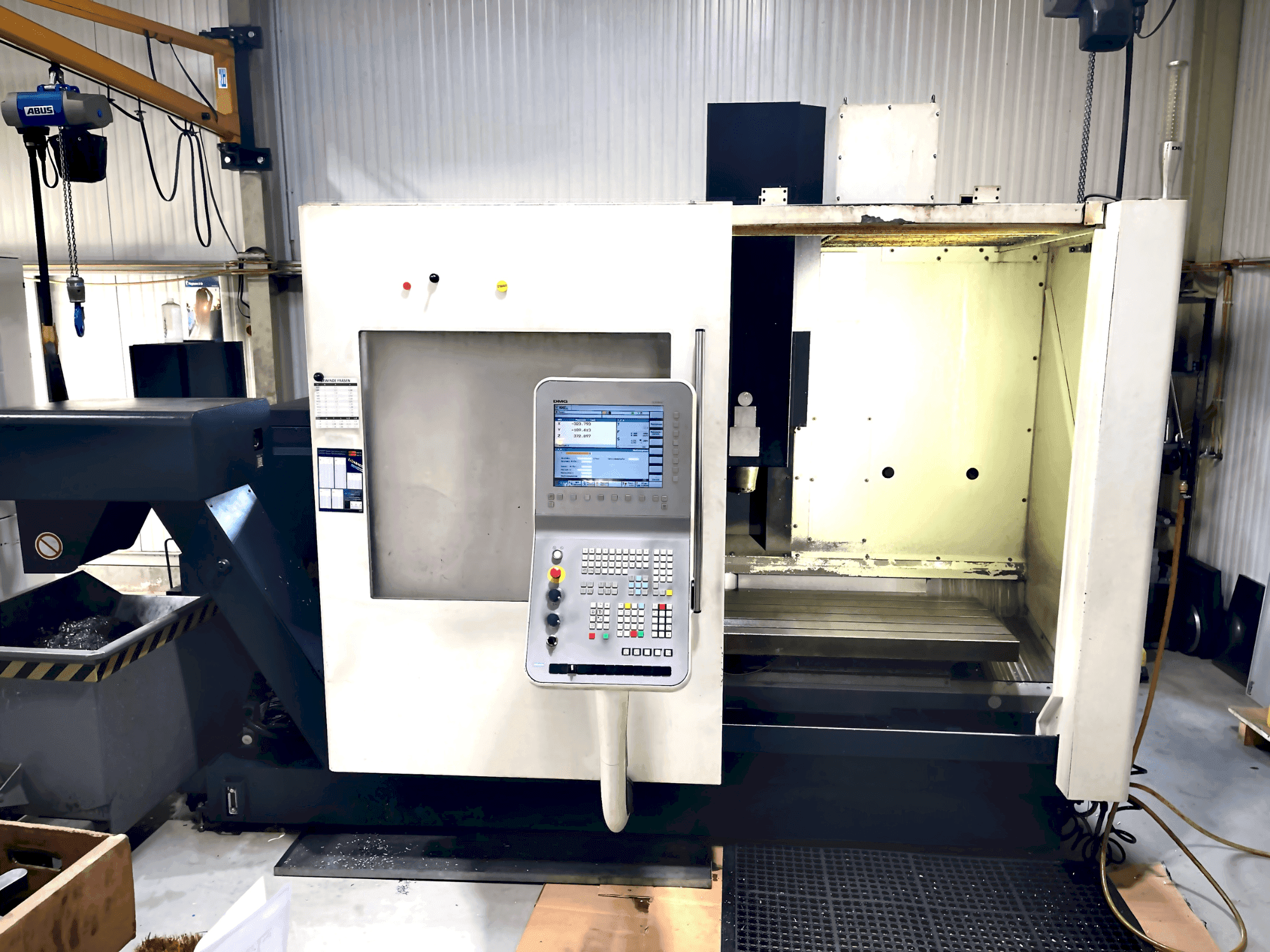 Frontansicht der DMG MORI DMC 1035 v eco  Maschine