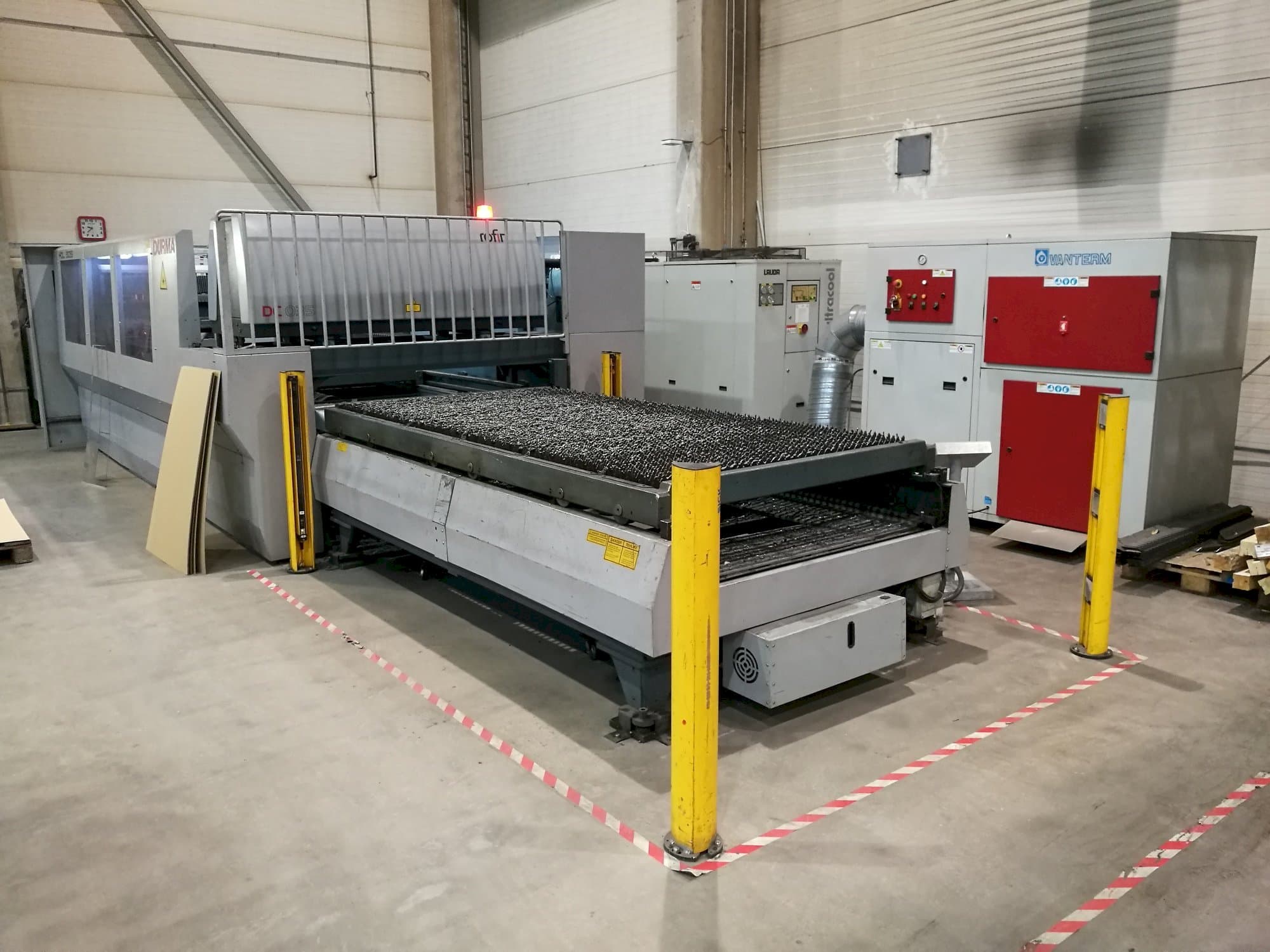 Linke Seitenansicht der Durma HDL 3015  Maschine