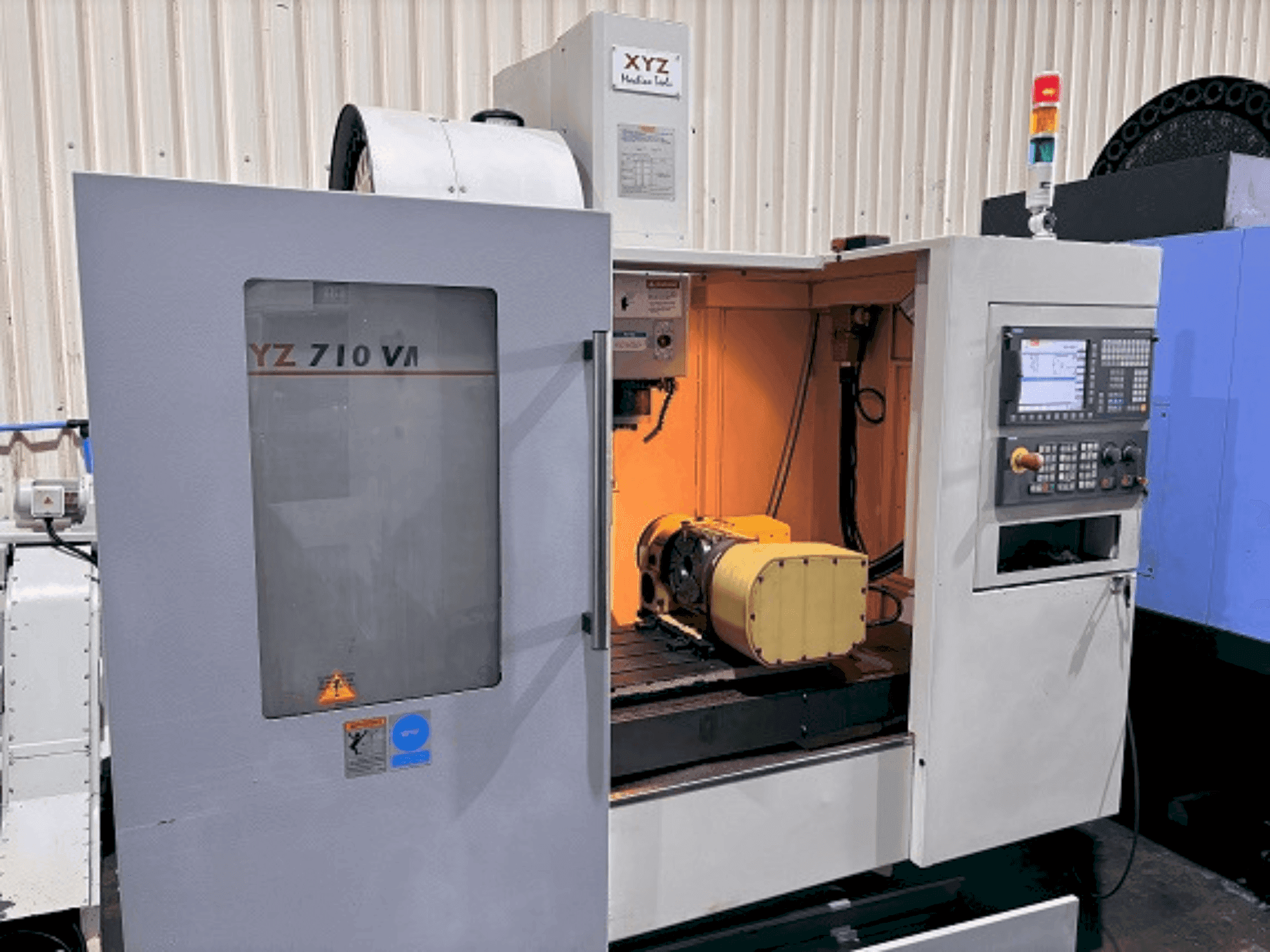 Frontansicht der XYZ 710 VMC  Maschine