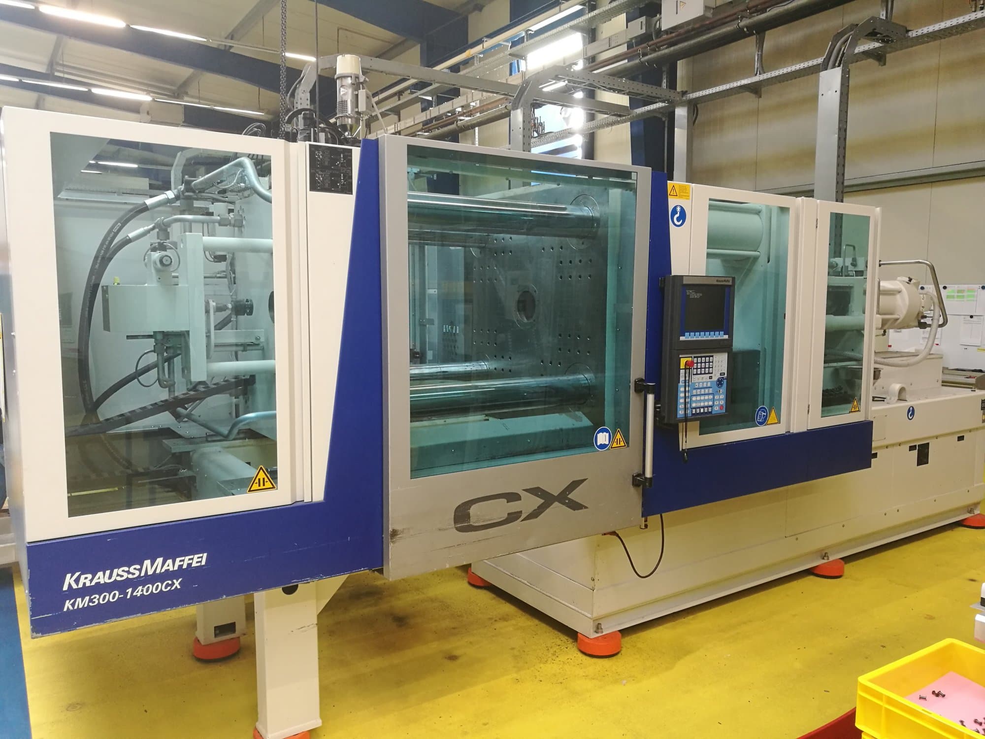 Frontansicht der Krauss Maffei 300-1400 CX Maschine