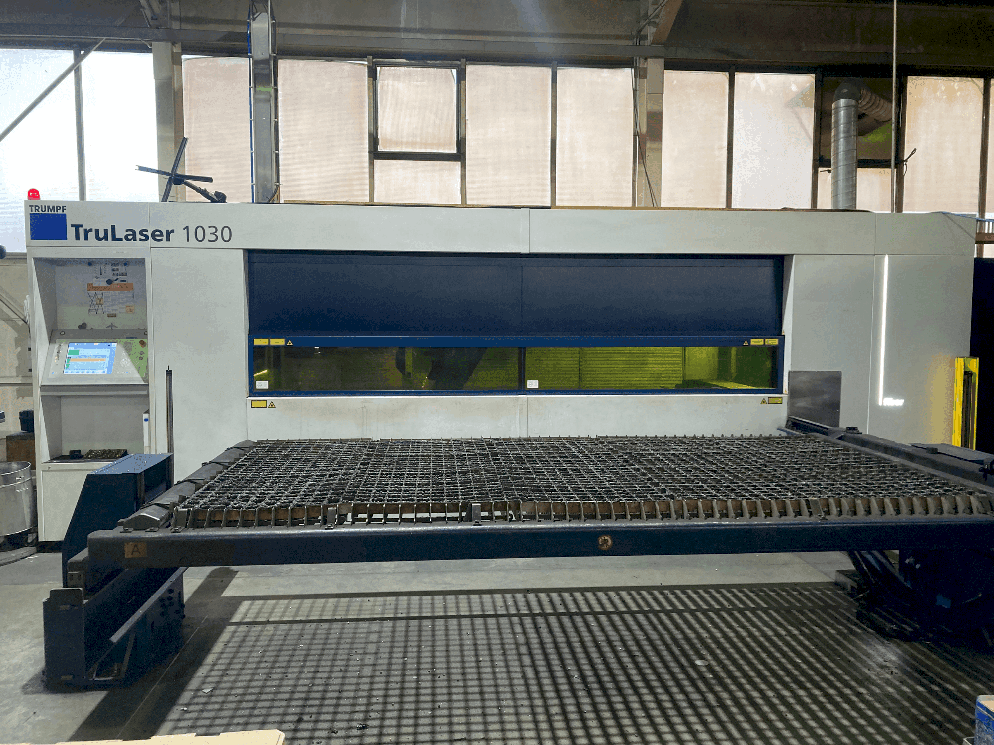 Frontansicht der TRUMPF TruLaser 1030  Maschine