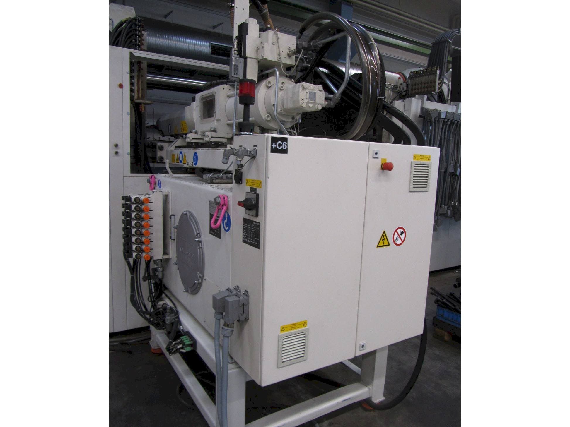 Frontansicht der Krauss Maffei 750 BO L  Maschine