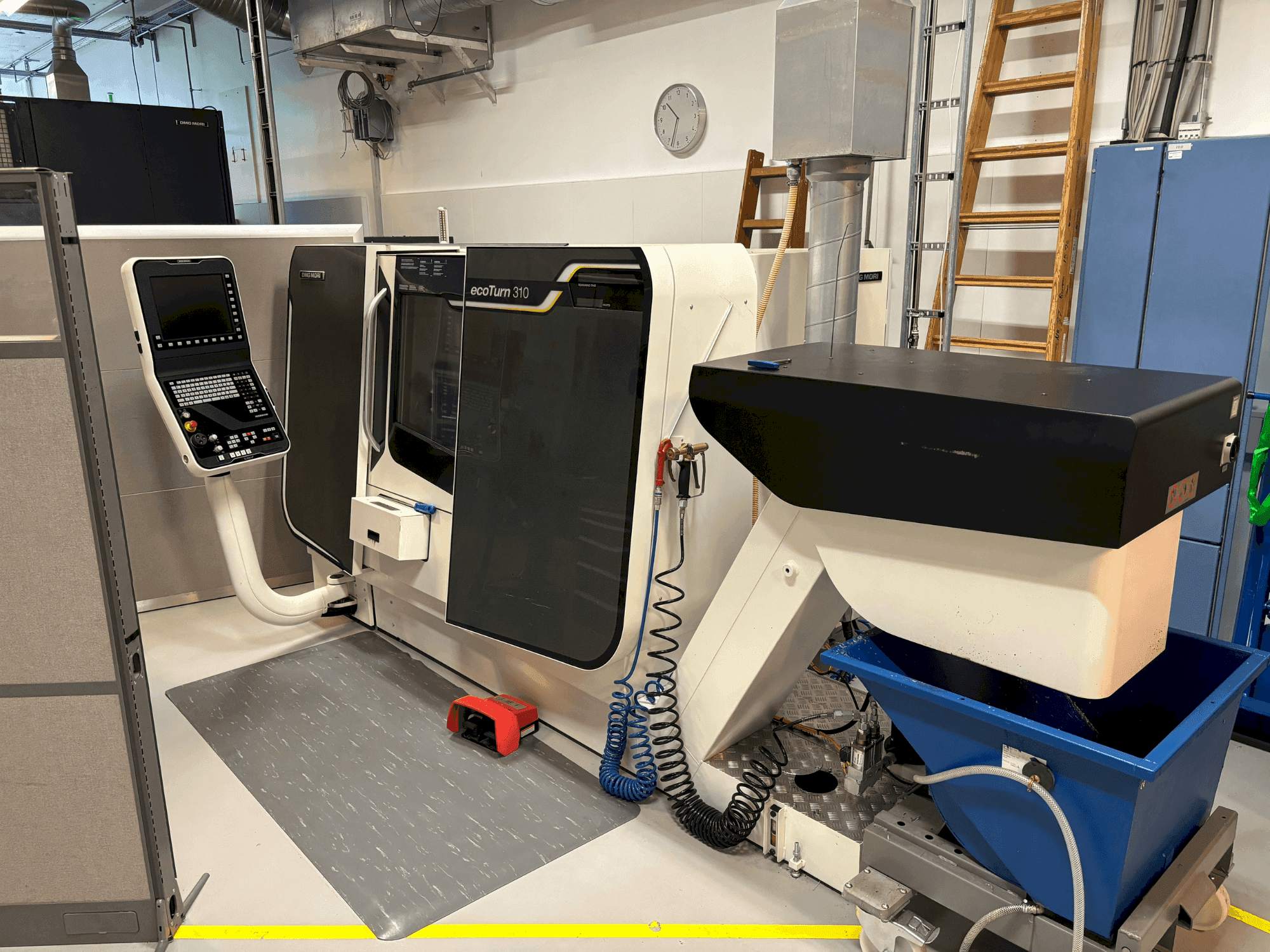 Frontansicht der DMG MORI ECOTURN 310 V3  Maschine