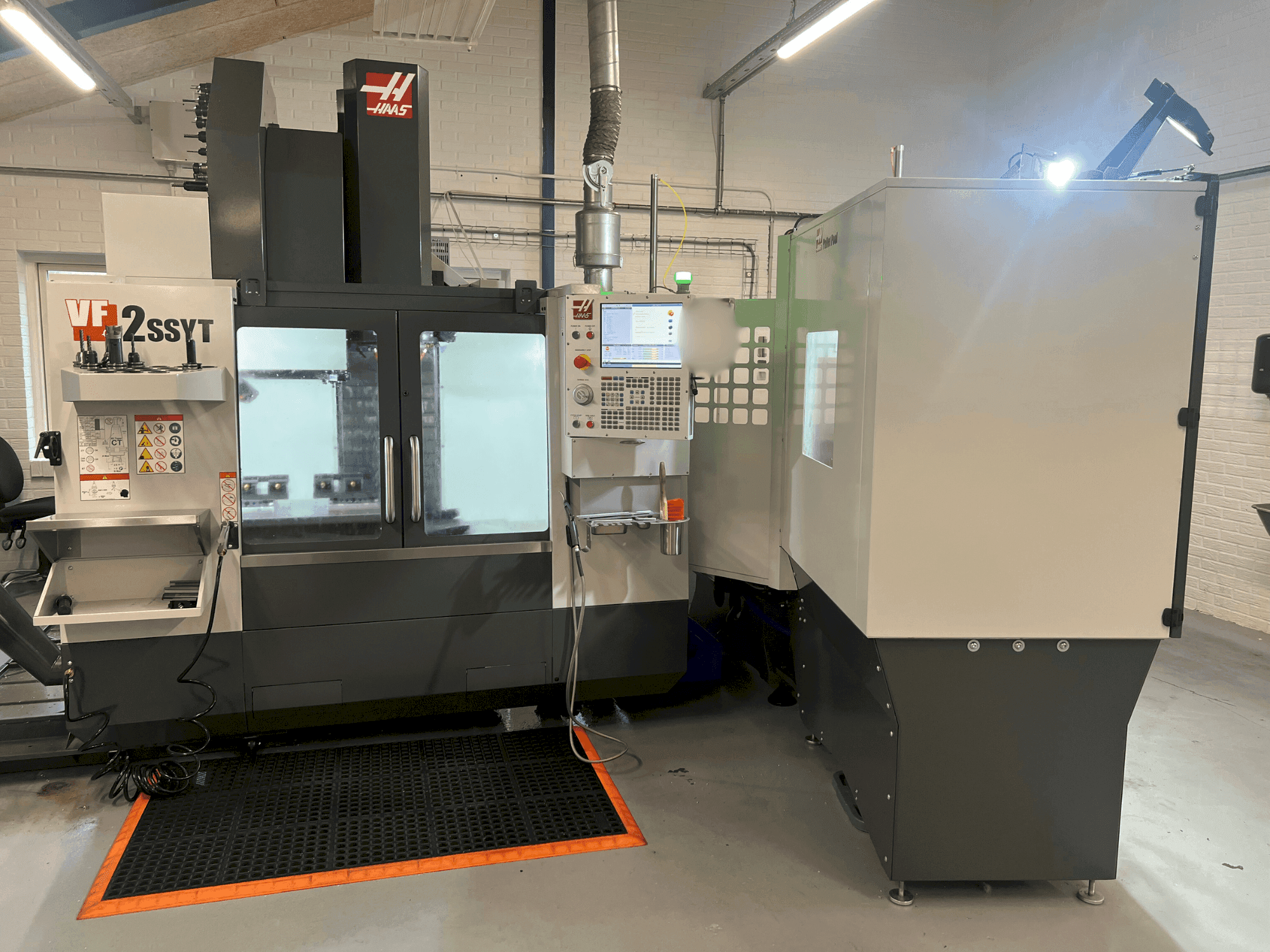 Frontansicht der HAAS VF-2SSYT  Maschine