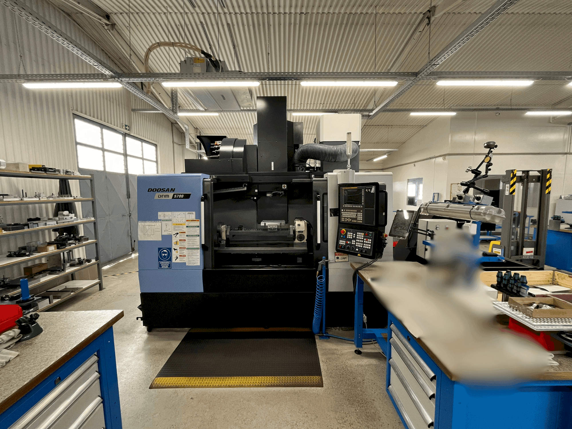 Frontansicht der DOOSAN DNM 5700  Maschine