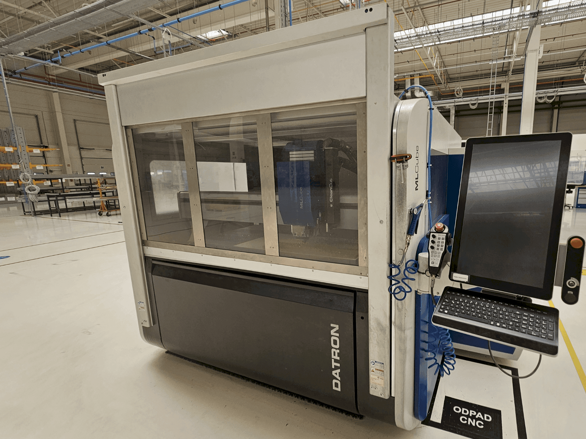 Frontansicht der Datron MLCube B LS  Maschine