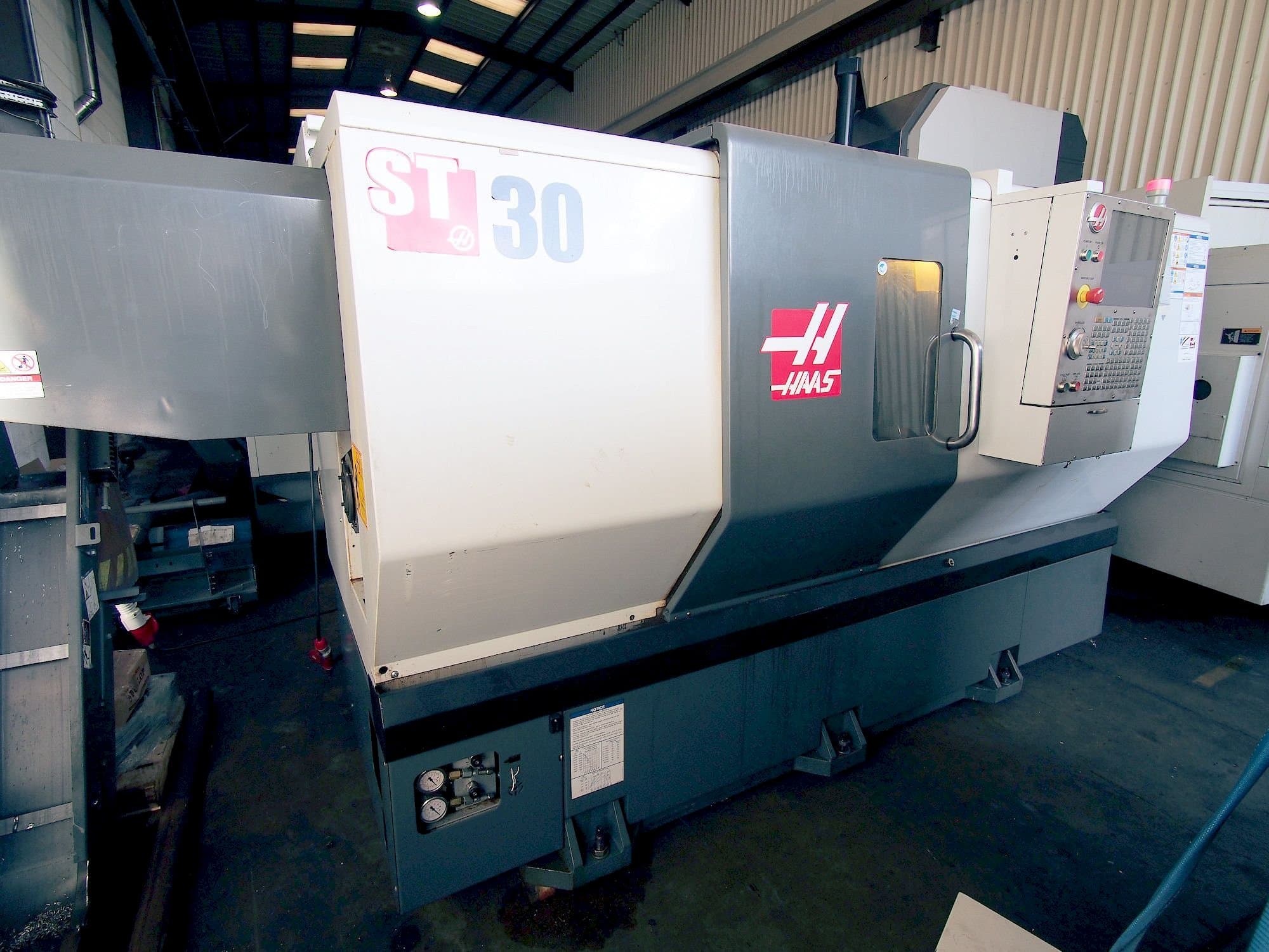 Frontansicht der HAAS ST-30 Maschine