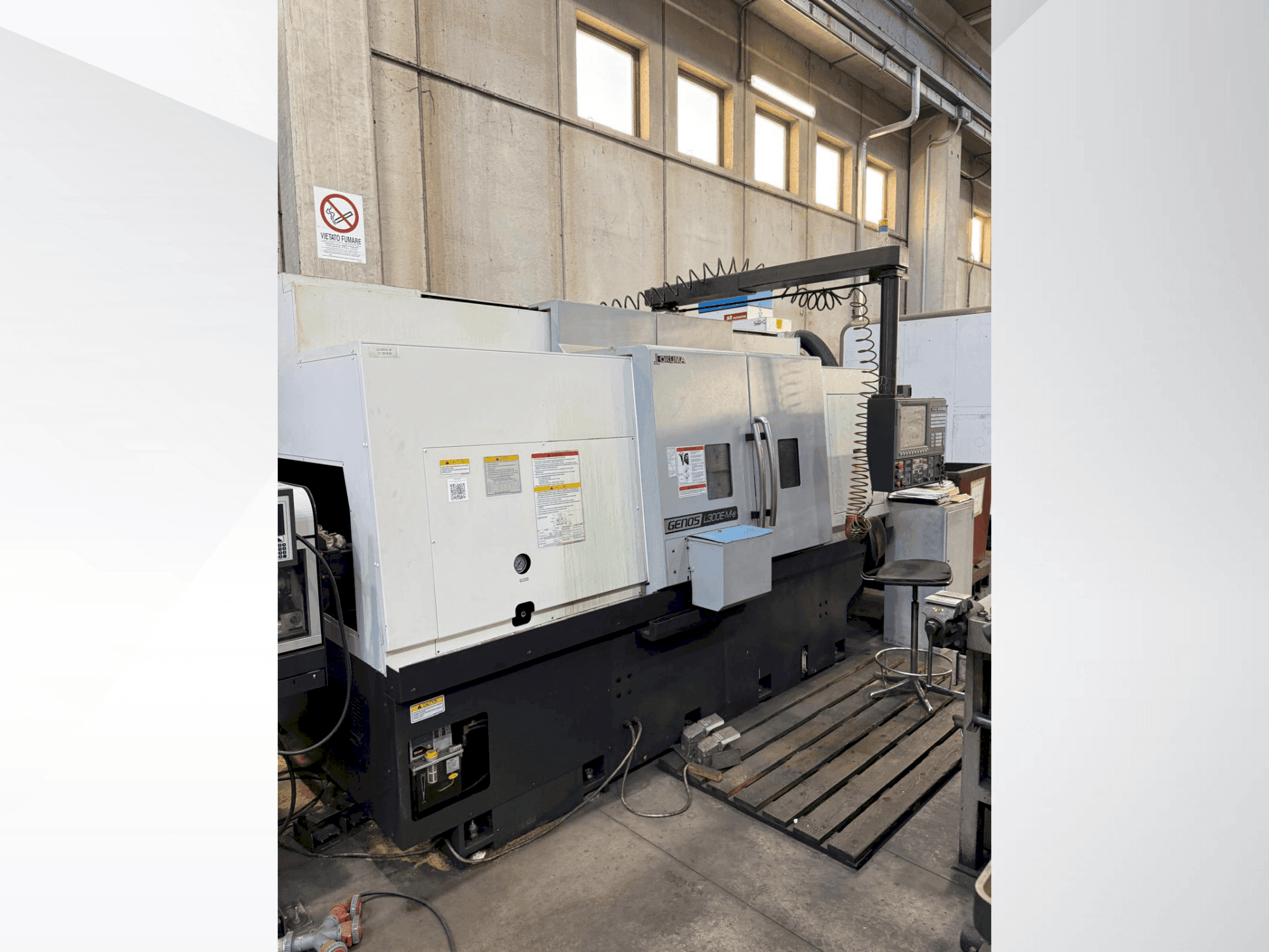 Frontansicht der Okuma Genos L 300E-MY-e  Maschine