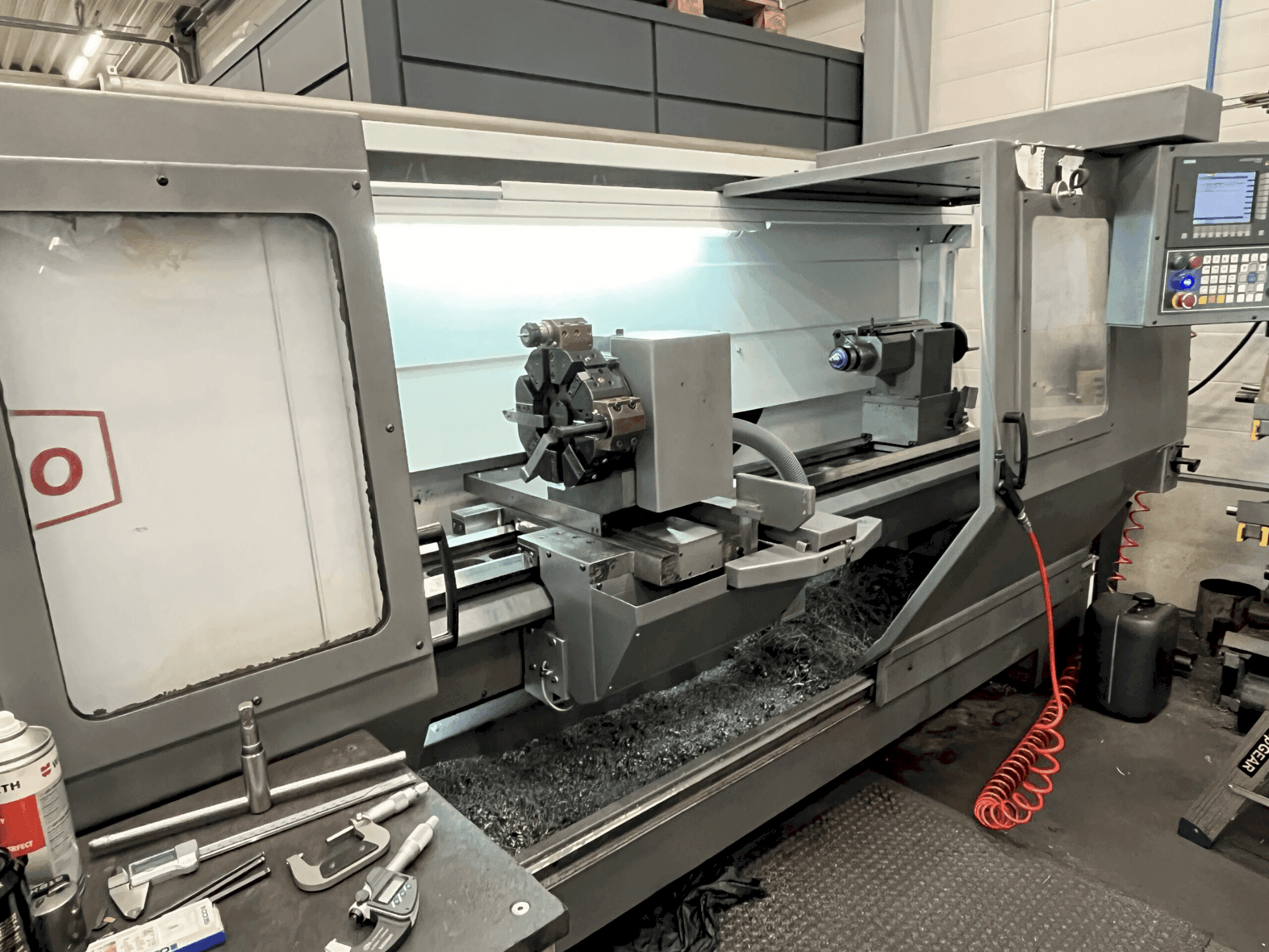 Frontansicht der Pinacho SE 325/2000  Maschine