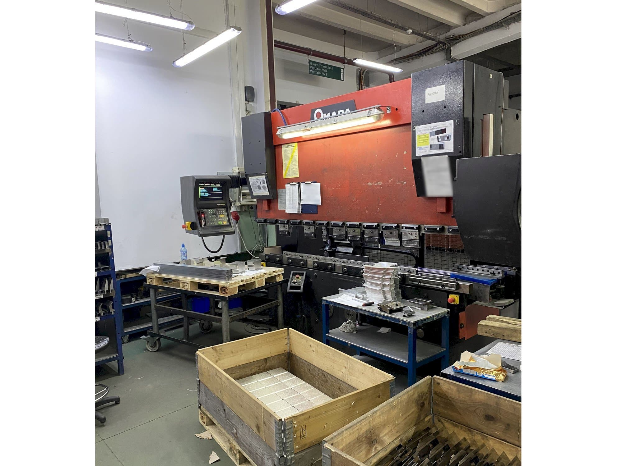 Frontansicht der AMADA HFBO 8025  Maschine