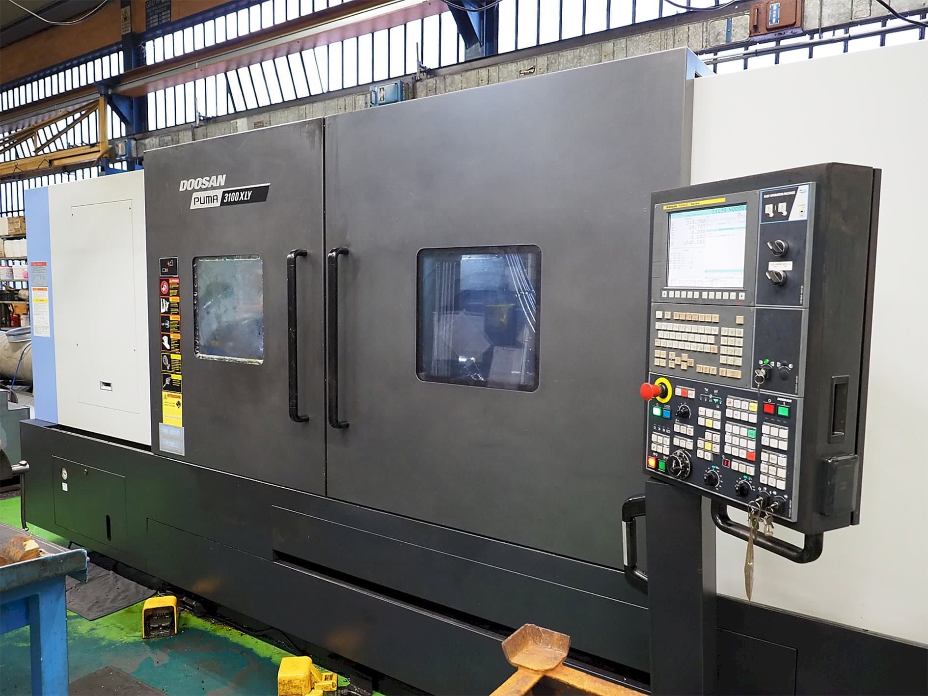 Frontansicht der Doosan Puma 3100XLY  Maschine