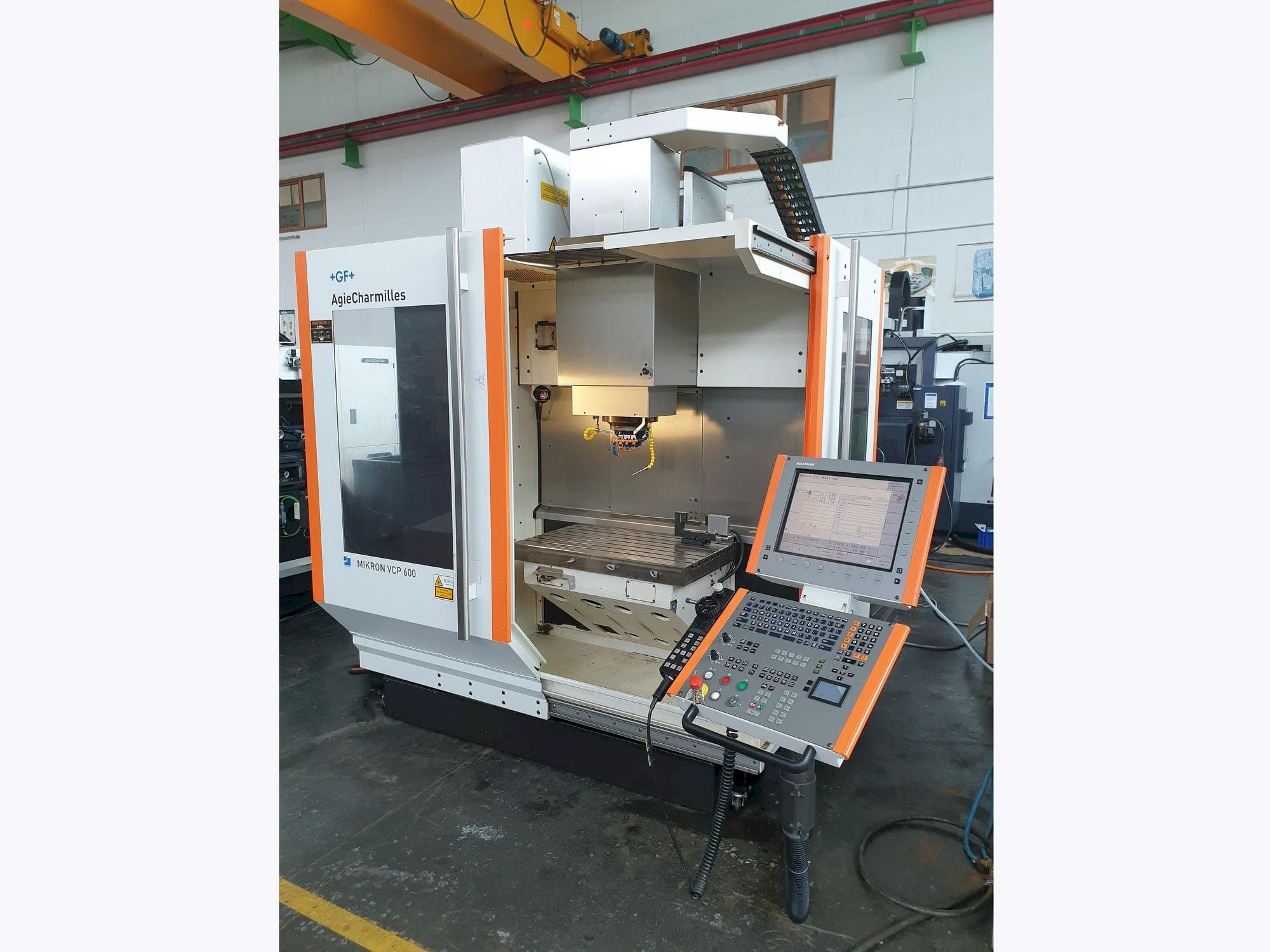 Frontansicht der MIKRON VCP 600  Maschine