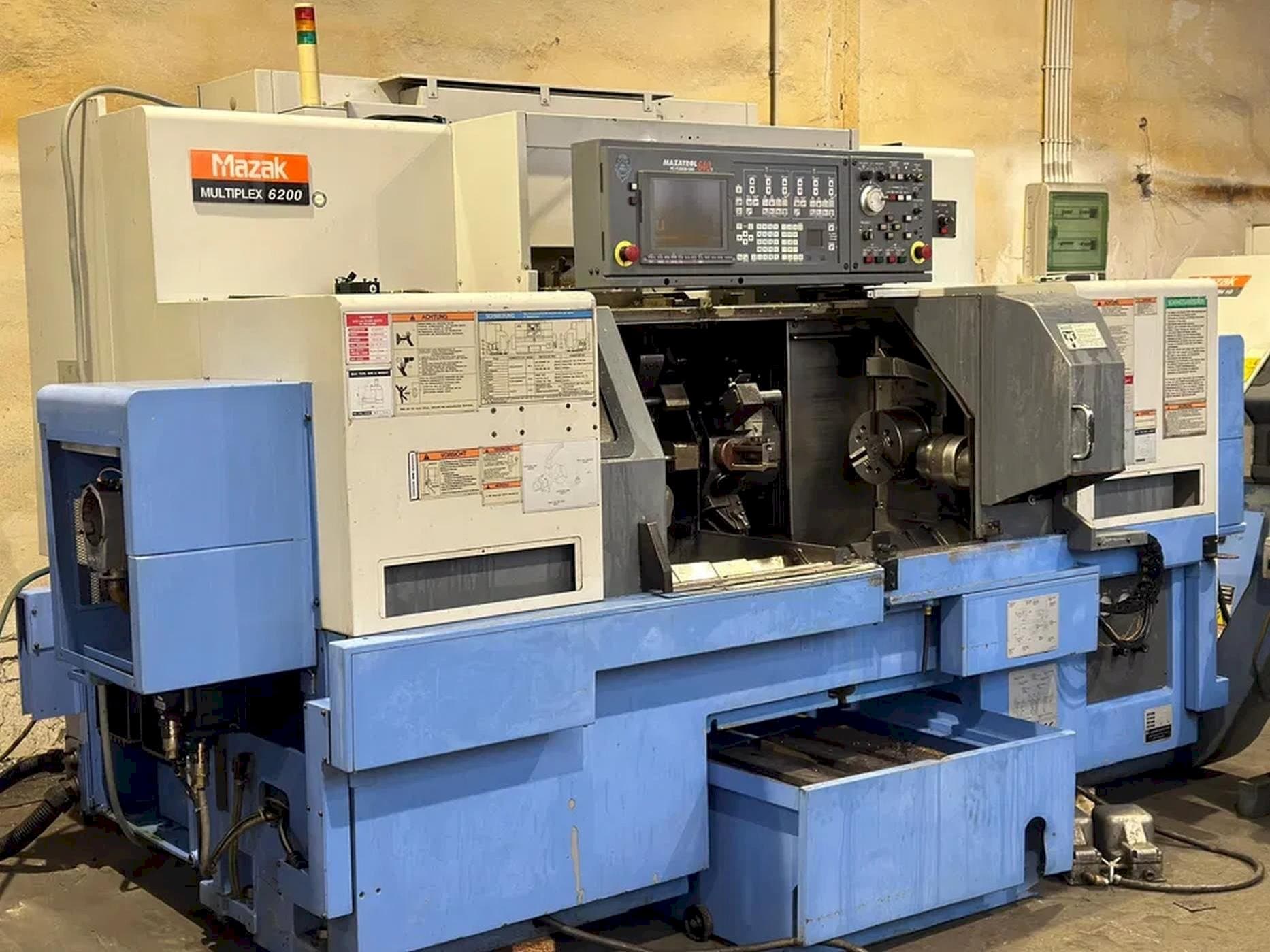 Frontansicht der Mazak Multiplex 6200  Maschine