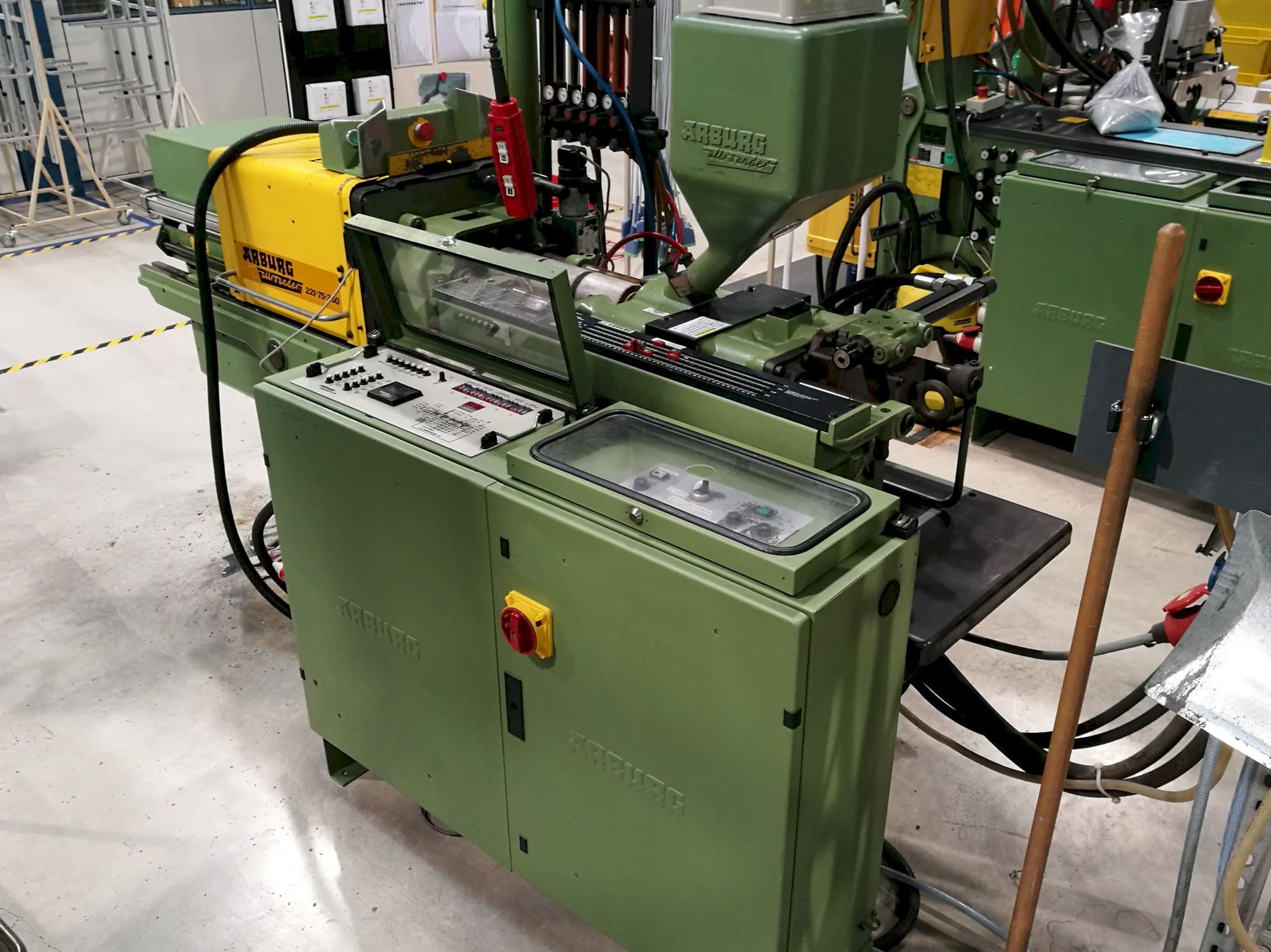 Rechte Ansicht der Arburg Allrounder 221-75-350 Maschine