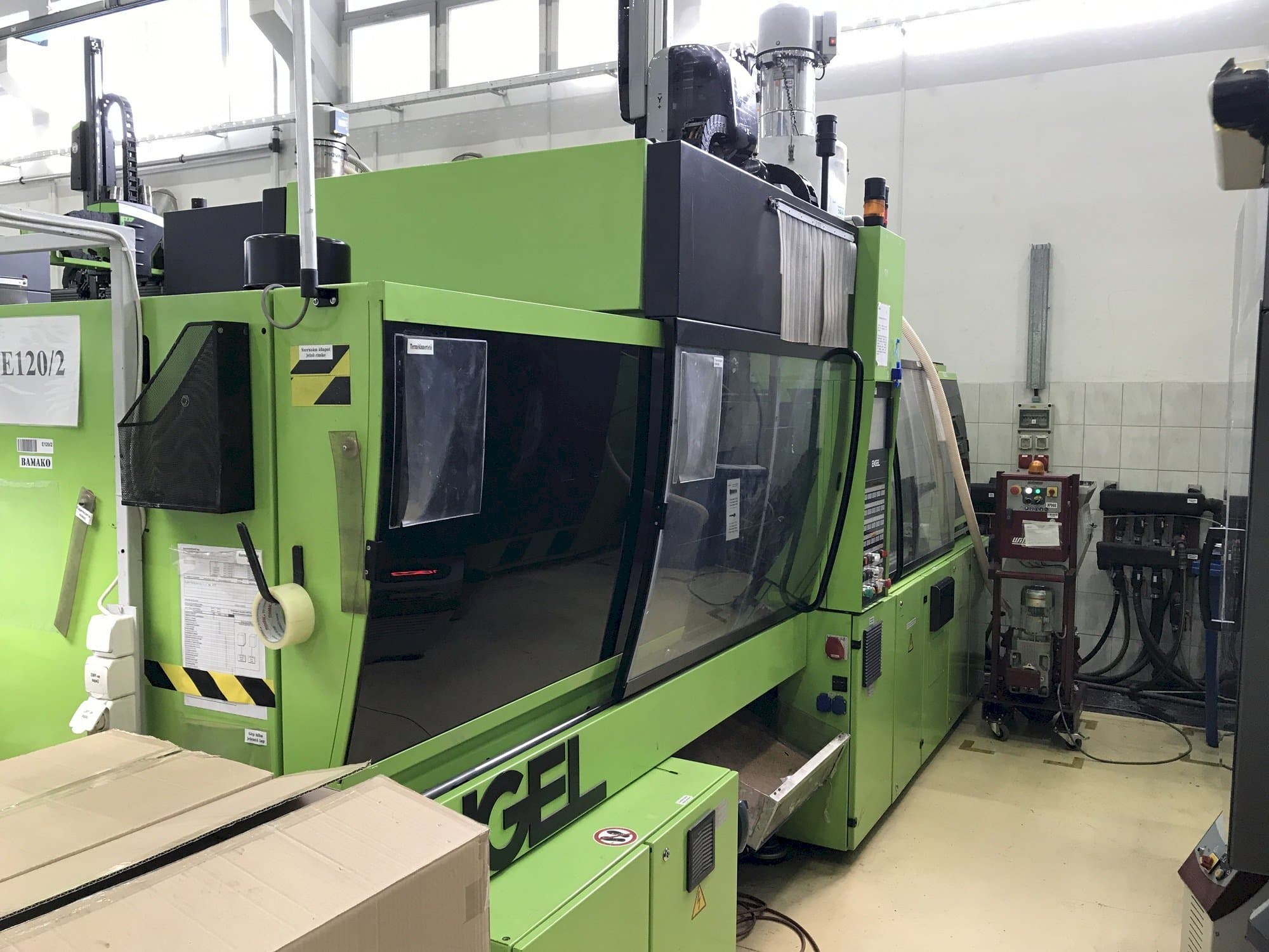 Frontansicht der ENGEL VC 500/120 Plus  Maschine