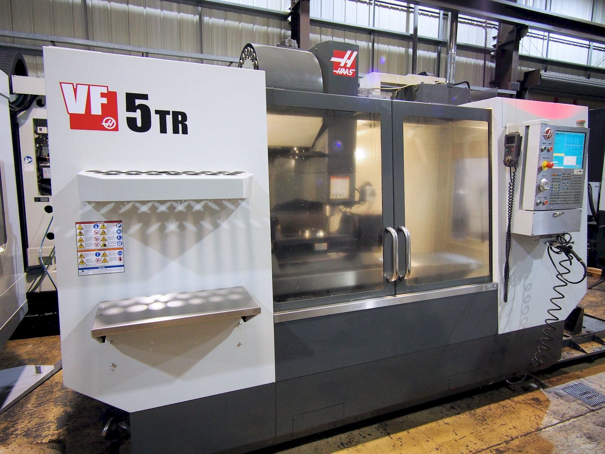Frontansicht der HAAS VF-5/40 TR Maschine