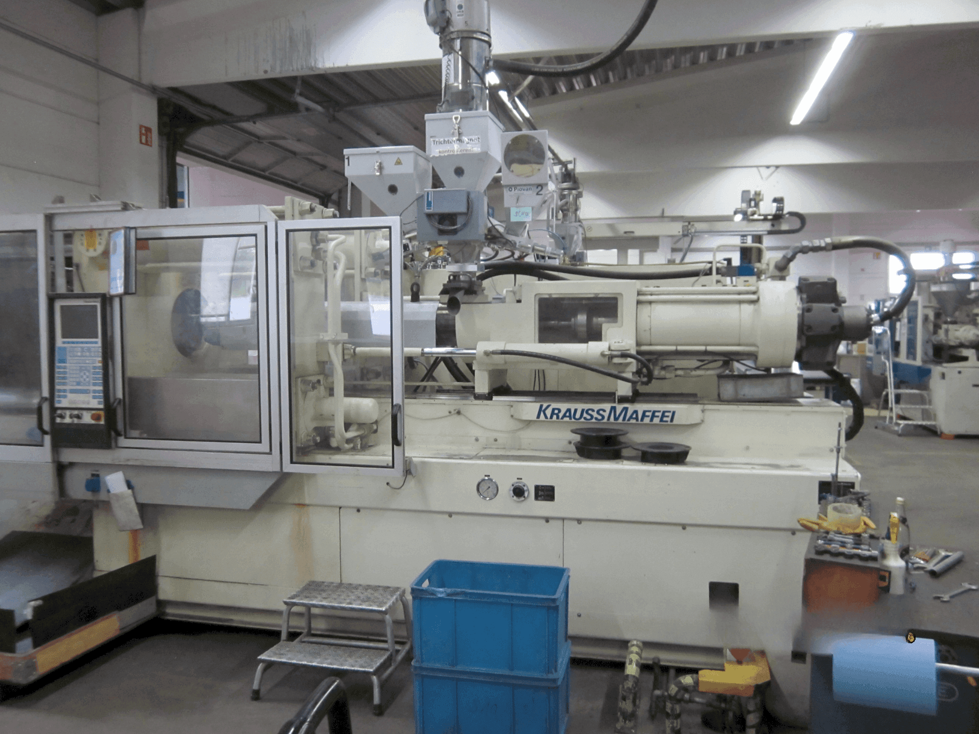 Frontansicht der Krauss Maffei 350-1900 C1  Maschine