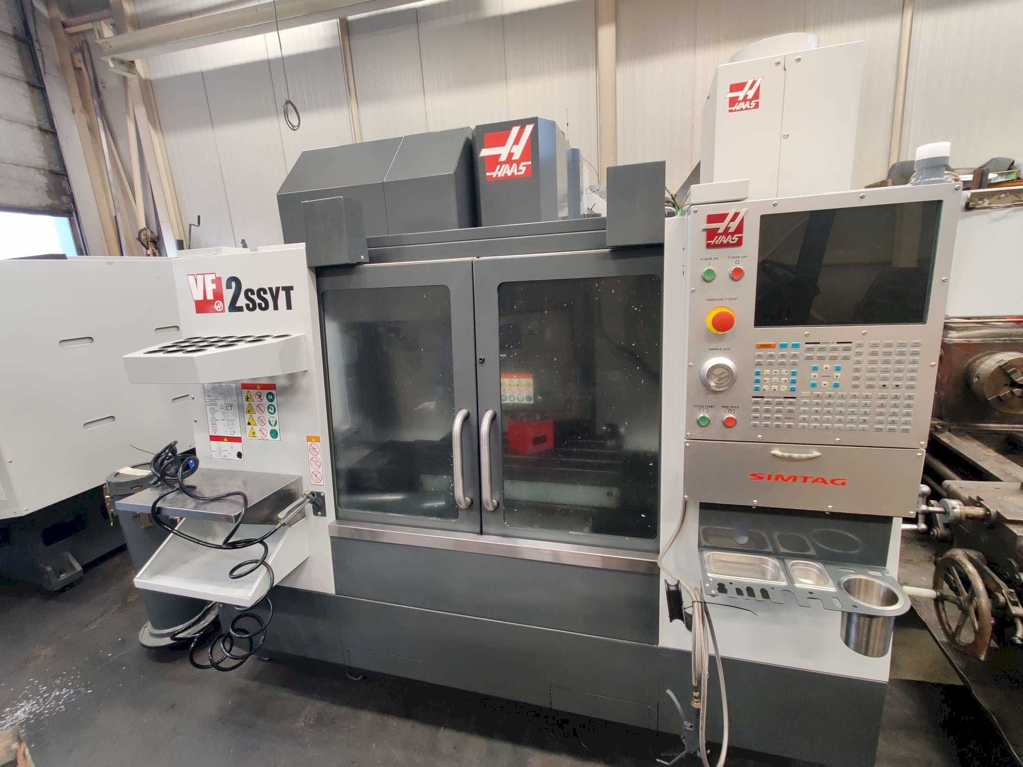 Frontansicht der HAAS VF-2SSYT  Maschine
