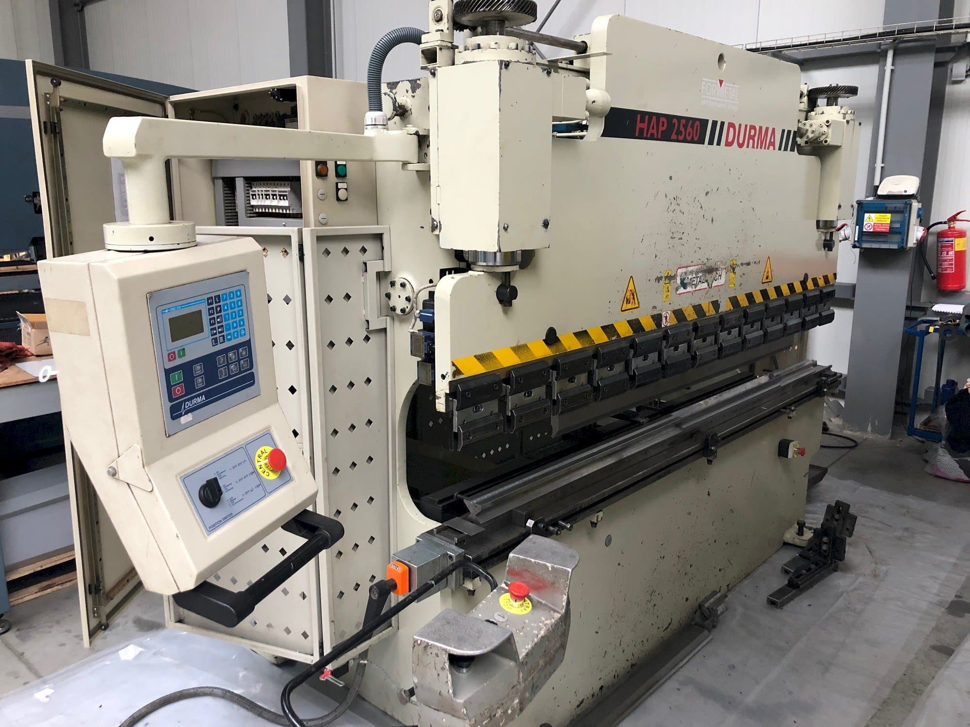 Frontansicht der Durma HAP 2560  Maschine