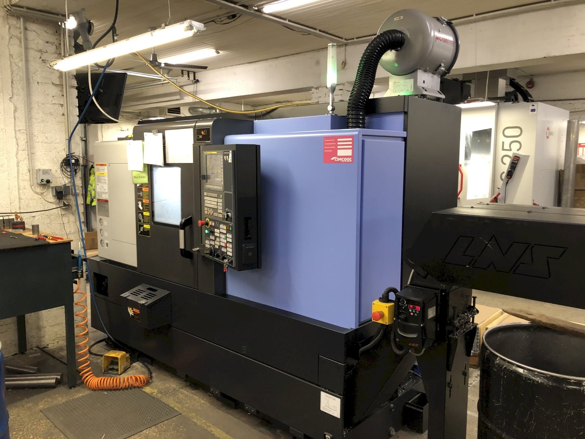 Frontansicht der Doosan Lynx 220 LYC  Maschine