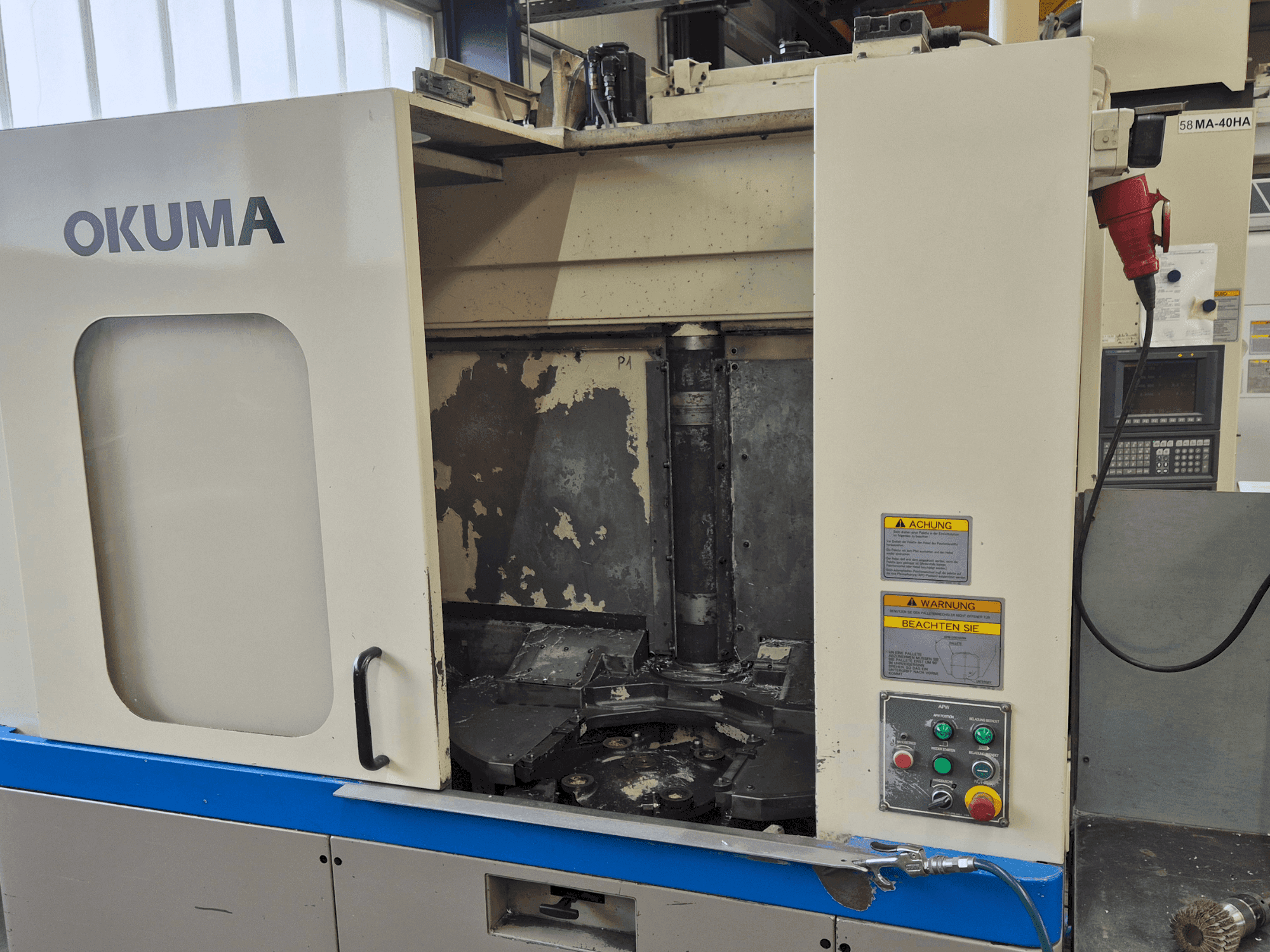 Frontansicht der Okuma MA-40HA  Maschine