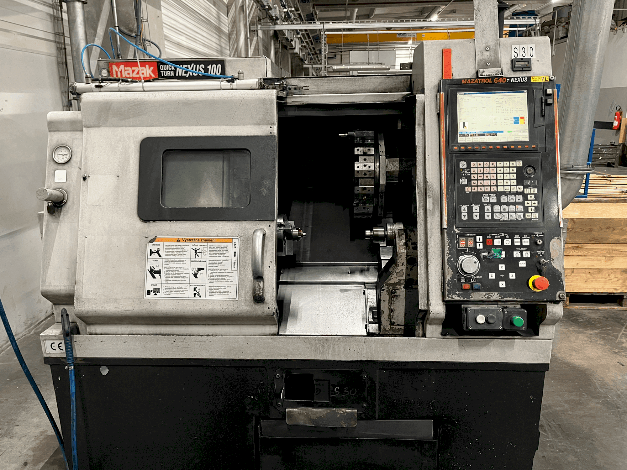 Frontansicht der Mazak Quick Turn Nexus 100  Maschine