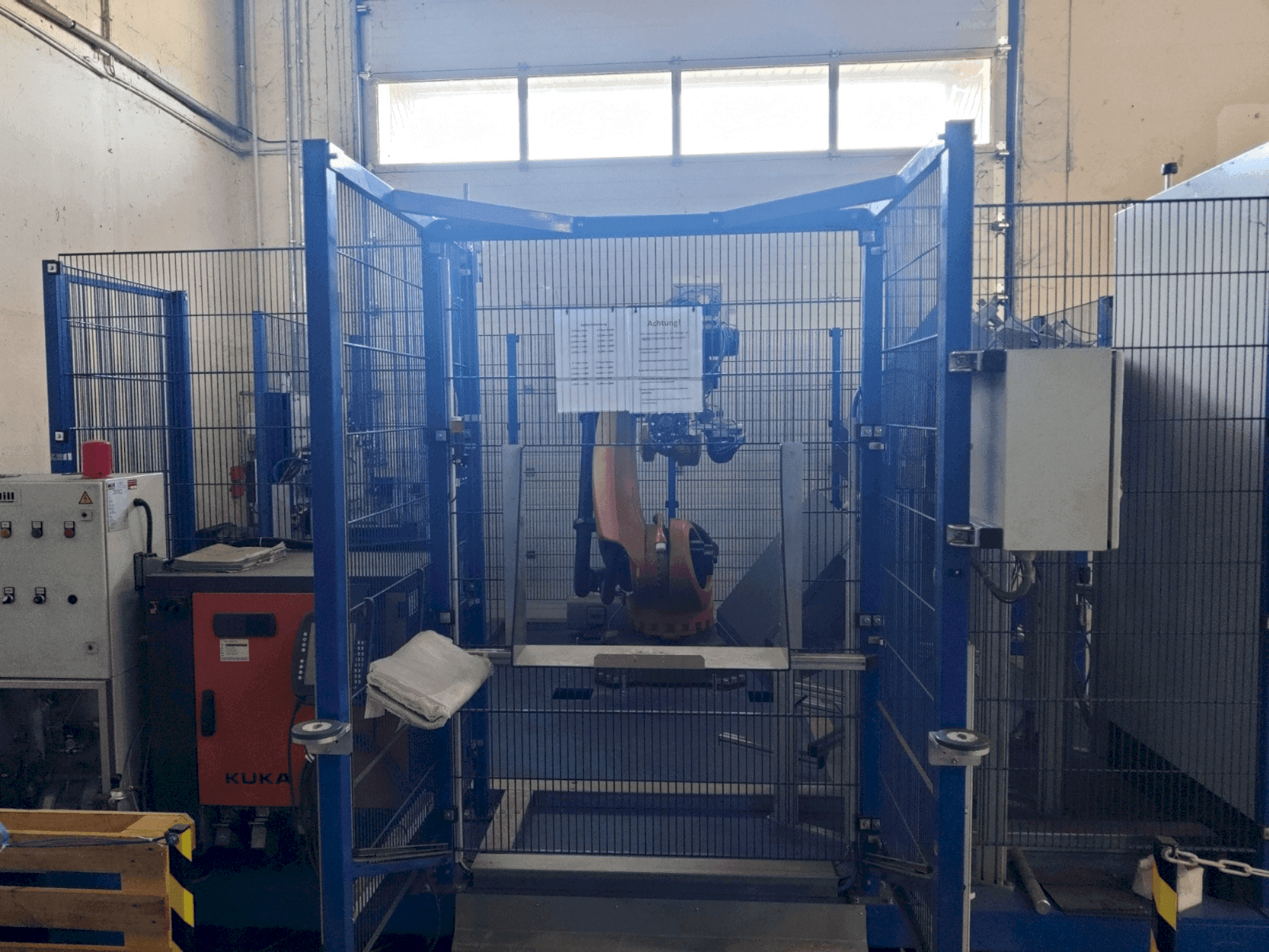 Frontansicht der KUKA KR 120 R 2500 pro  Maschine