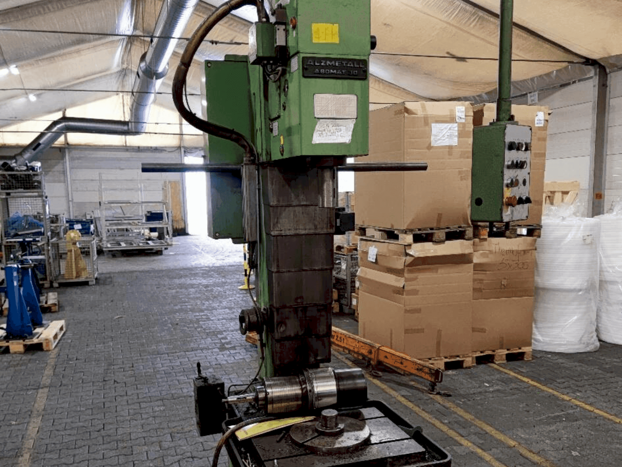 Frontansicht der Alzmetall Abomat 30  Maschine