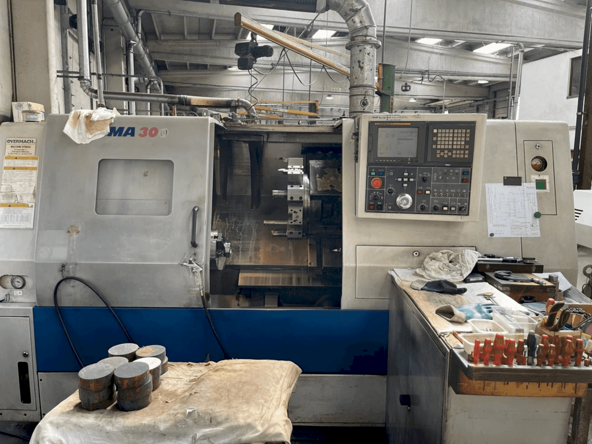 Frontansicht der DAEWOO PUMA 300B  Maschine